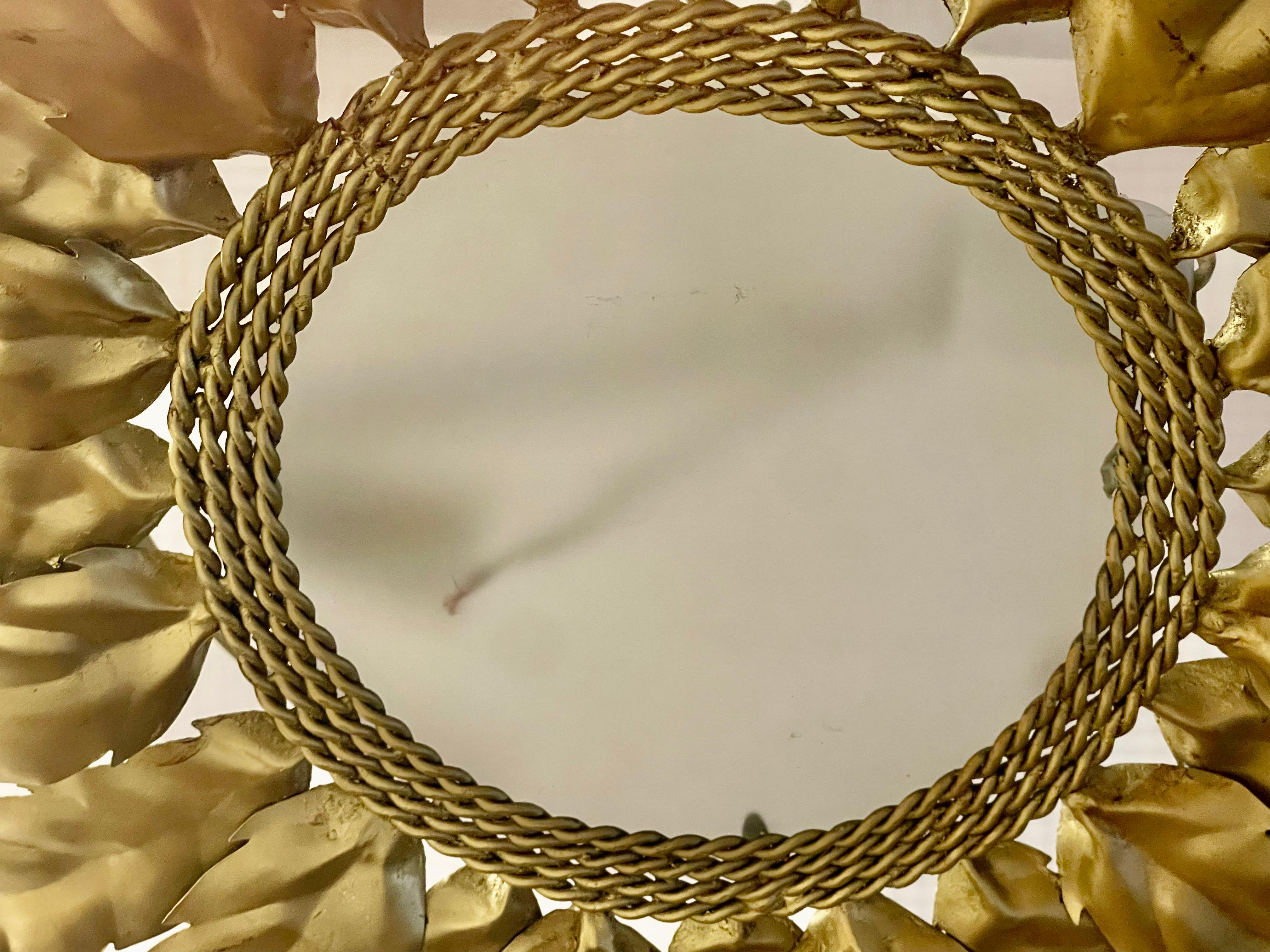 Große spanische Leuchte mit Sonnenschliff aus vergoldetem Metall und mattiertem Glas; weiß; opal
 Spanien, 1950er Jahre. Antiker vergoldeter Eisenrahmen oder Pendelleuchte aus der Mitte des Jahrhunderts mit Lorbeerblattmotiven, die einen zentralen