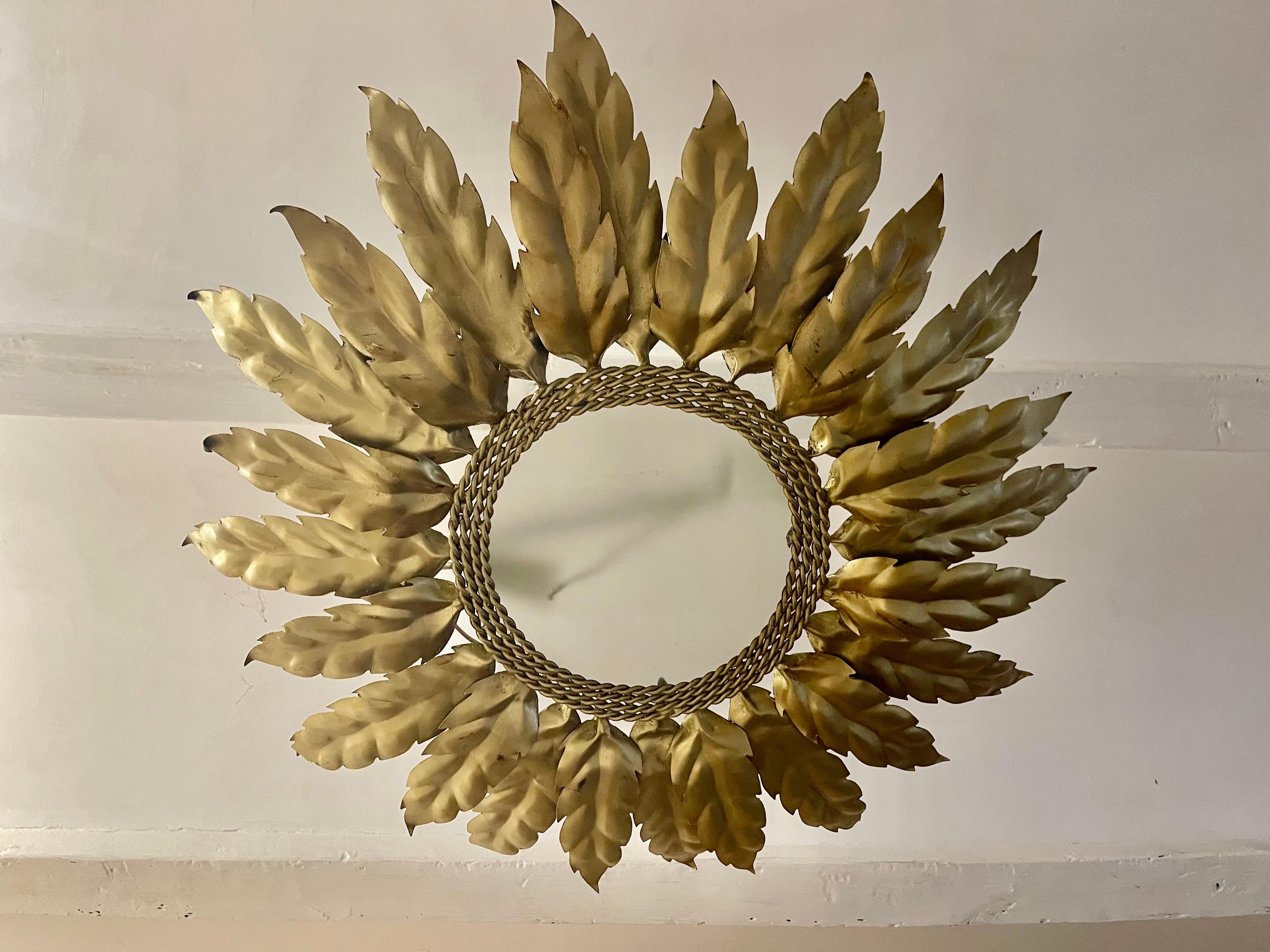 Große spanische Sunburst Flush Mount rundes Glas, um 1950 (Moderne der Mitte des Jahrhunderts) im Angebot