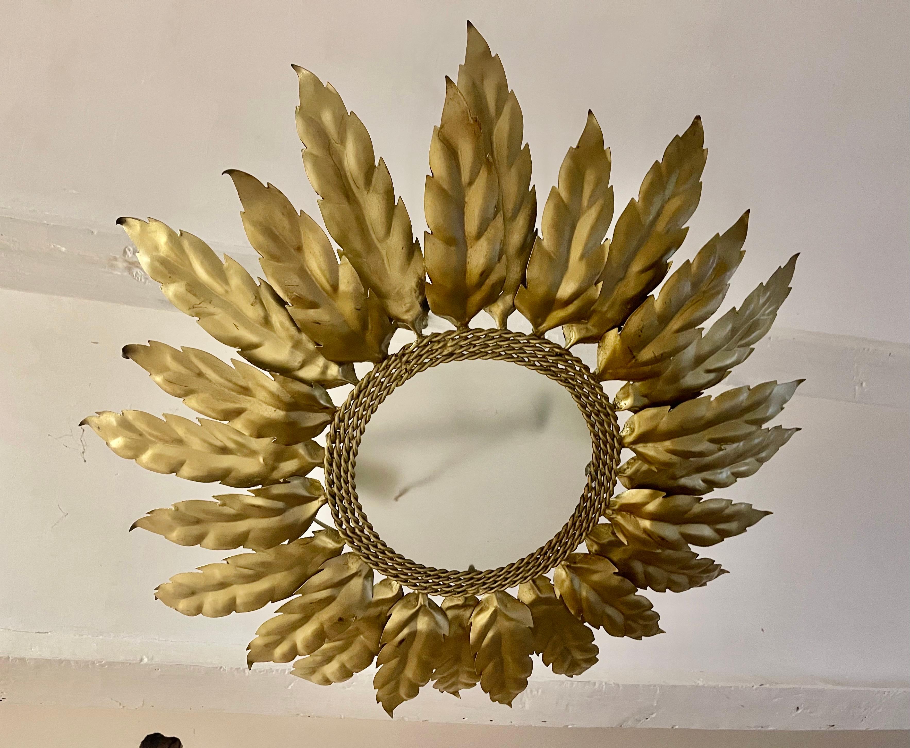 Große spanische Sunburst Flush Mount rundes Glas, um 1950 (Spanisch) im Angebot