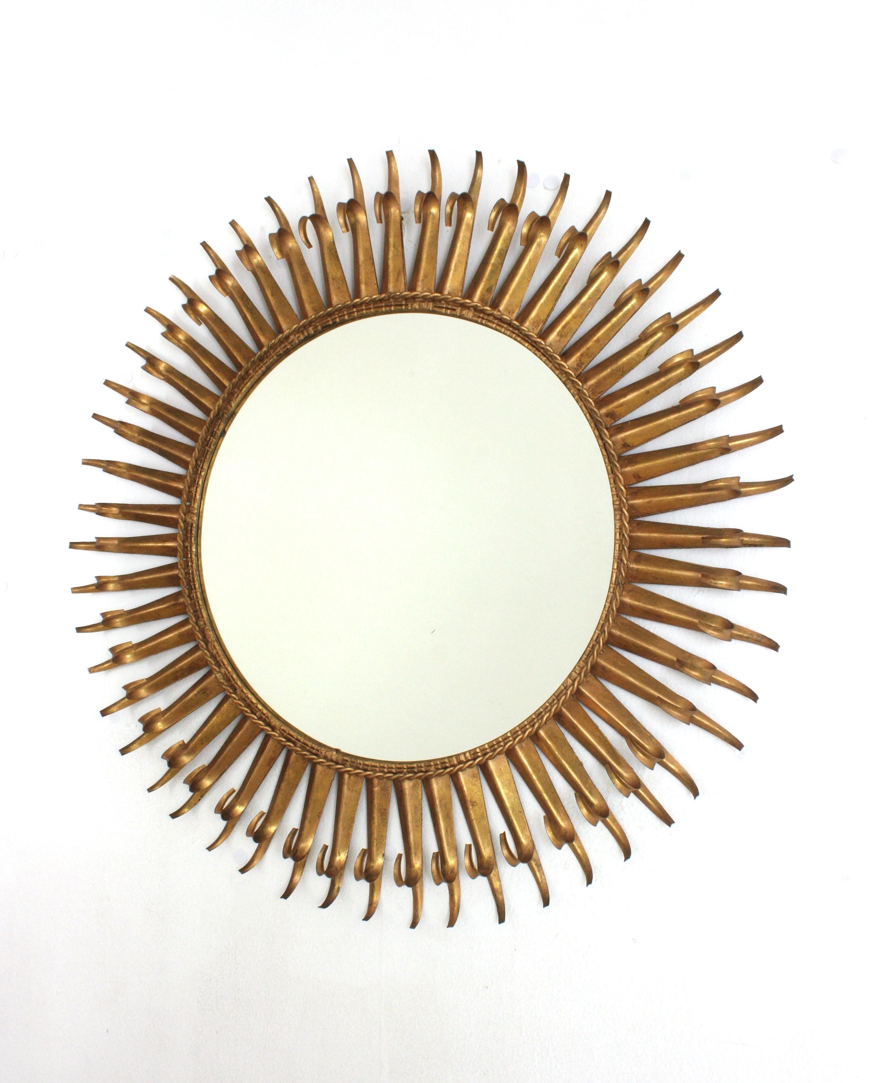 Grande specchio spagnolo a raggiera in ferro battuto dorato, 1950 in vendita 3