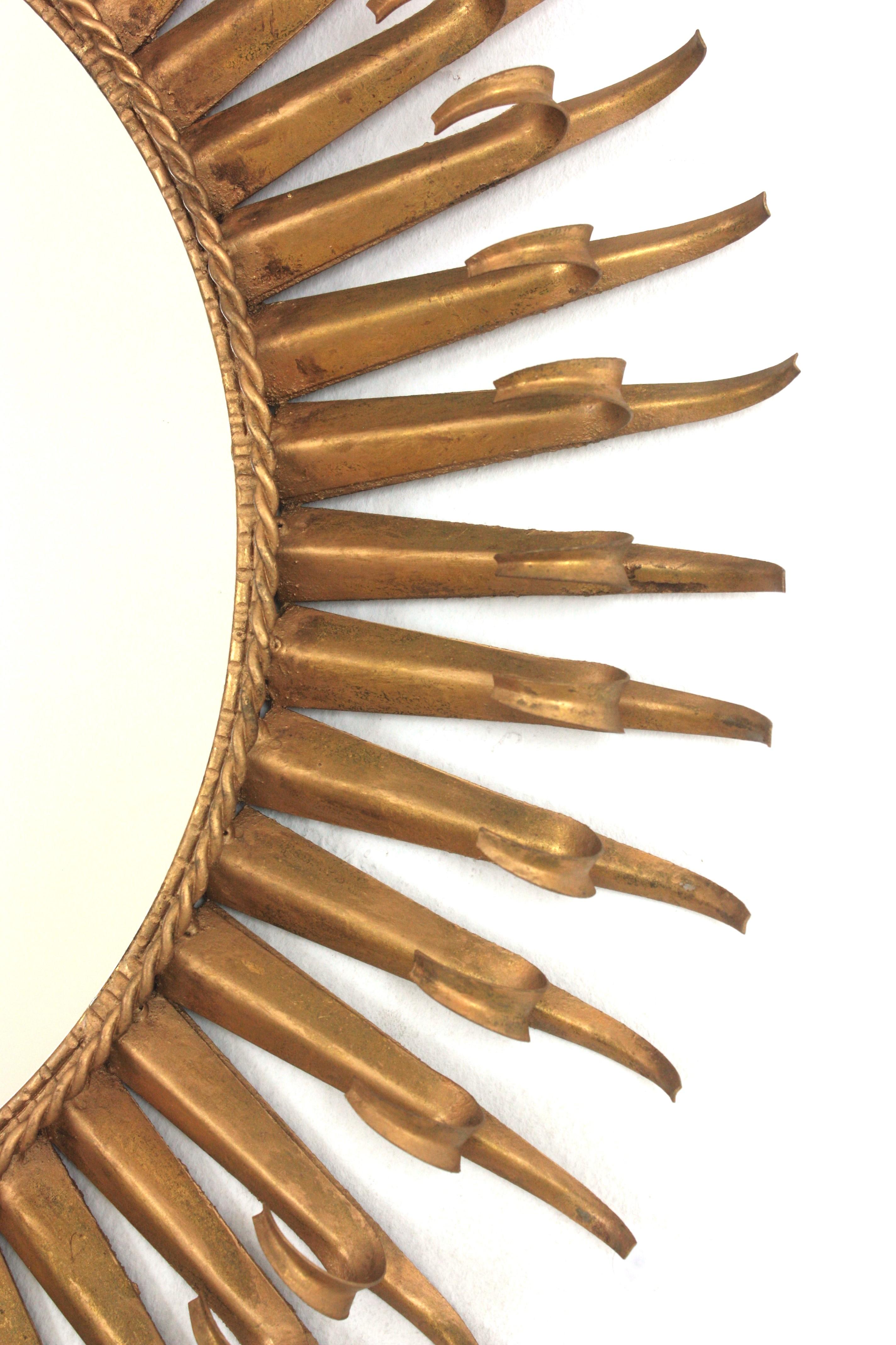 Grande specchio spagnolo a raggiera in ferro battuto dorato, 1950 in vendita 5