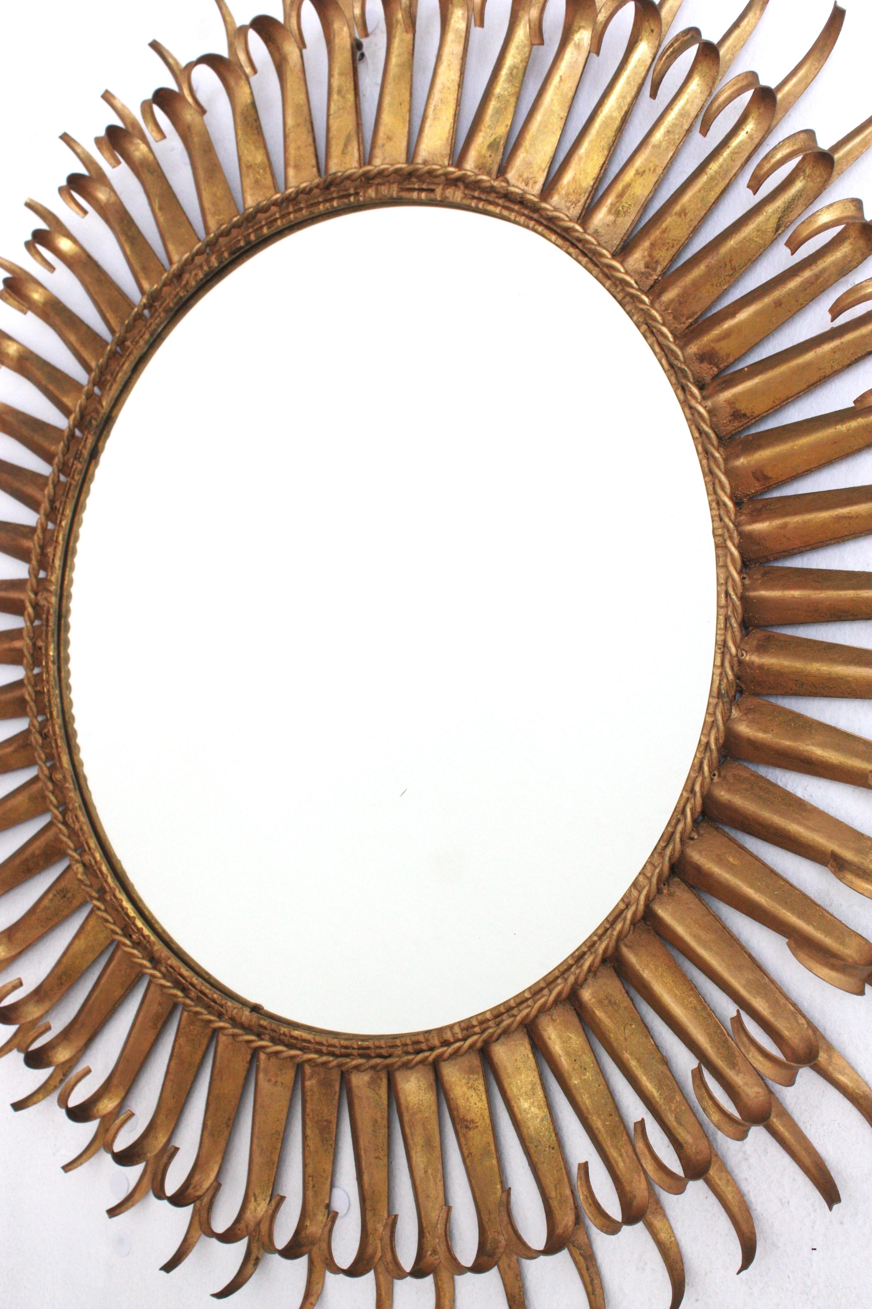Grande specchio spagnolo a raggiera in ferro battuto dorato, 1950 in vendita 6