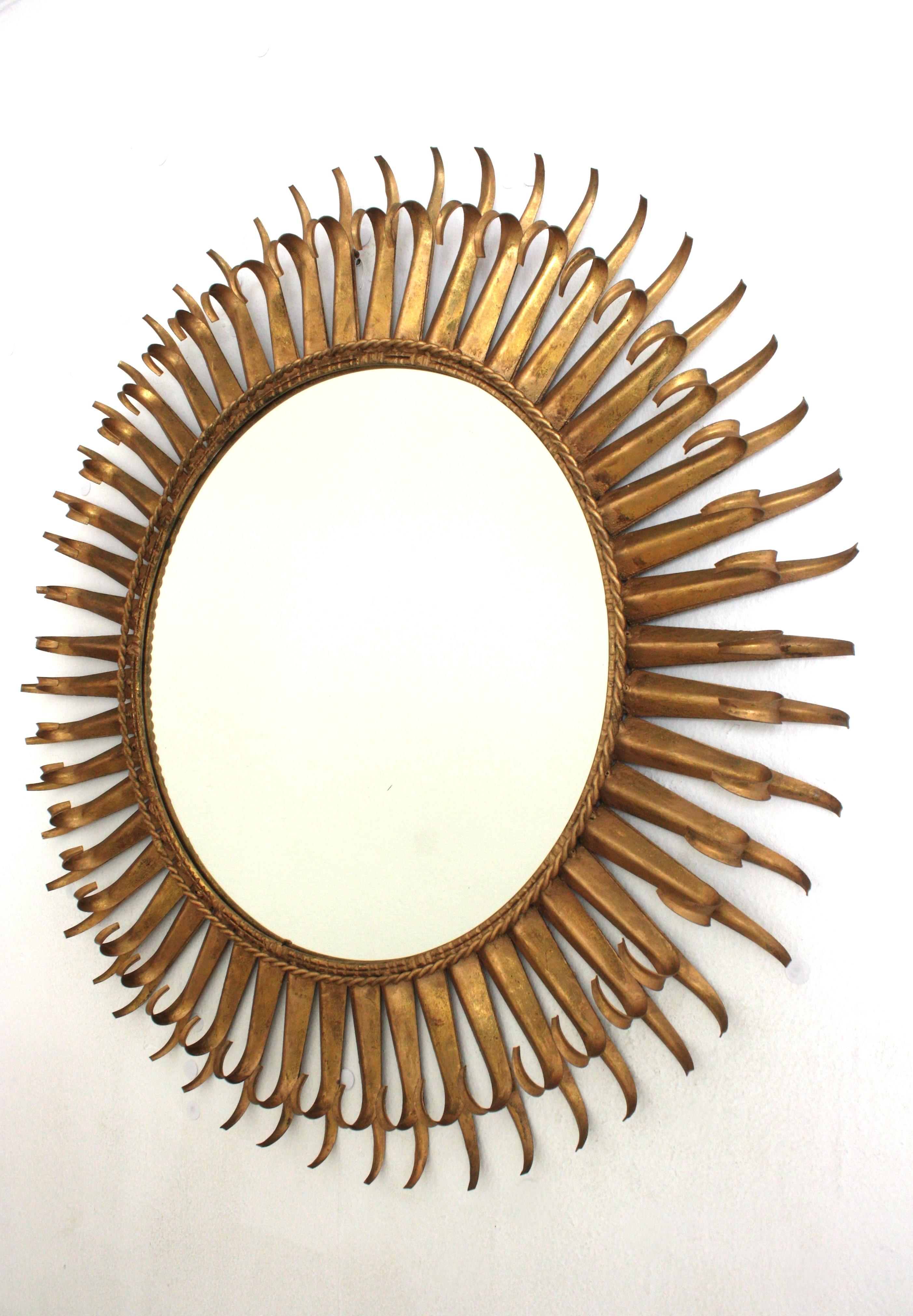 Grande specchio spagnolo a raggiera in ferro battuto dorato, 1950 in vendita 7