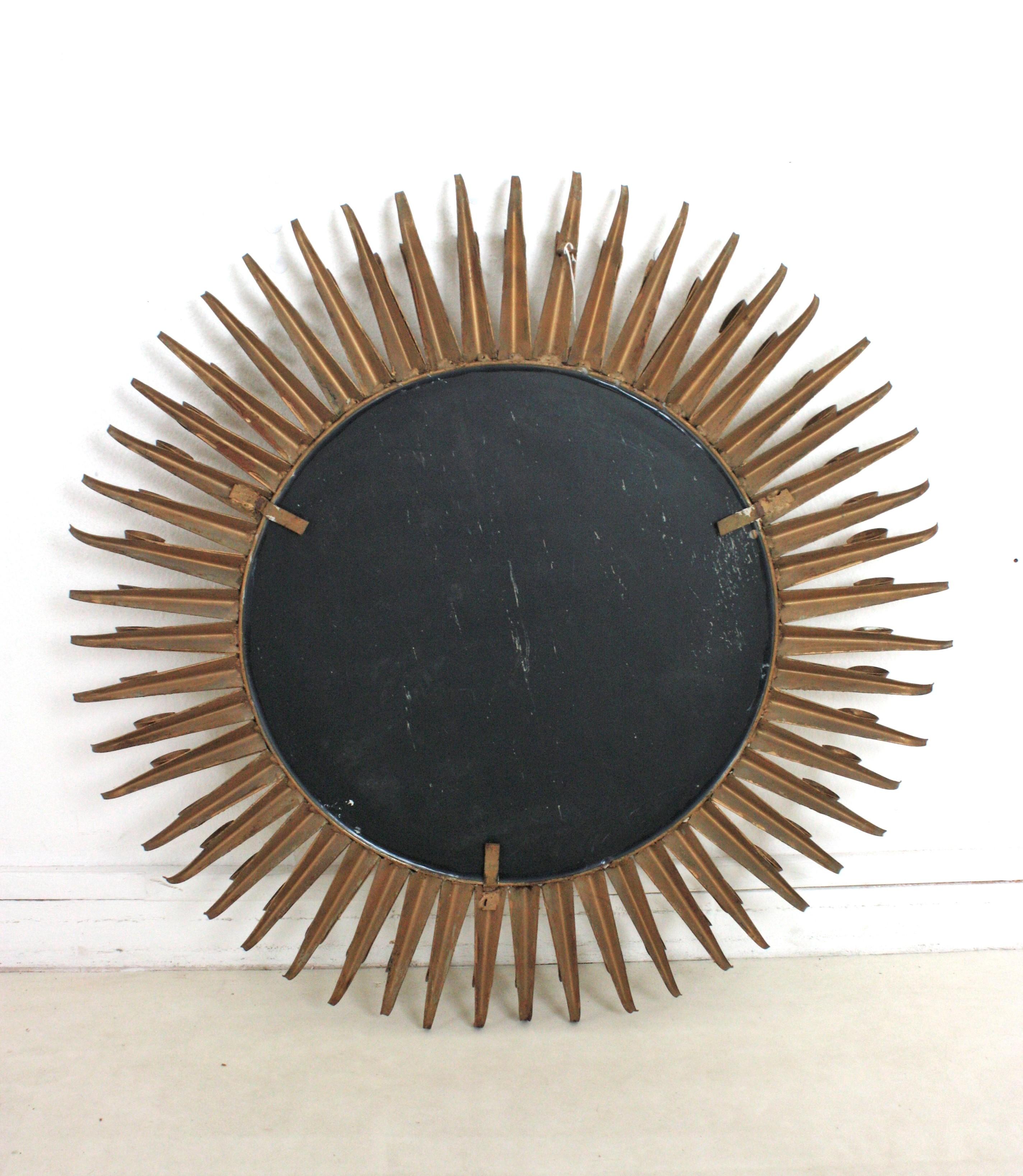 Grande specchio spagnolo a raggiera in ferro battuto dorato, 1950 in vendita 8
