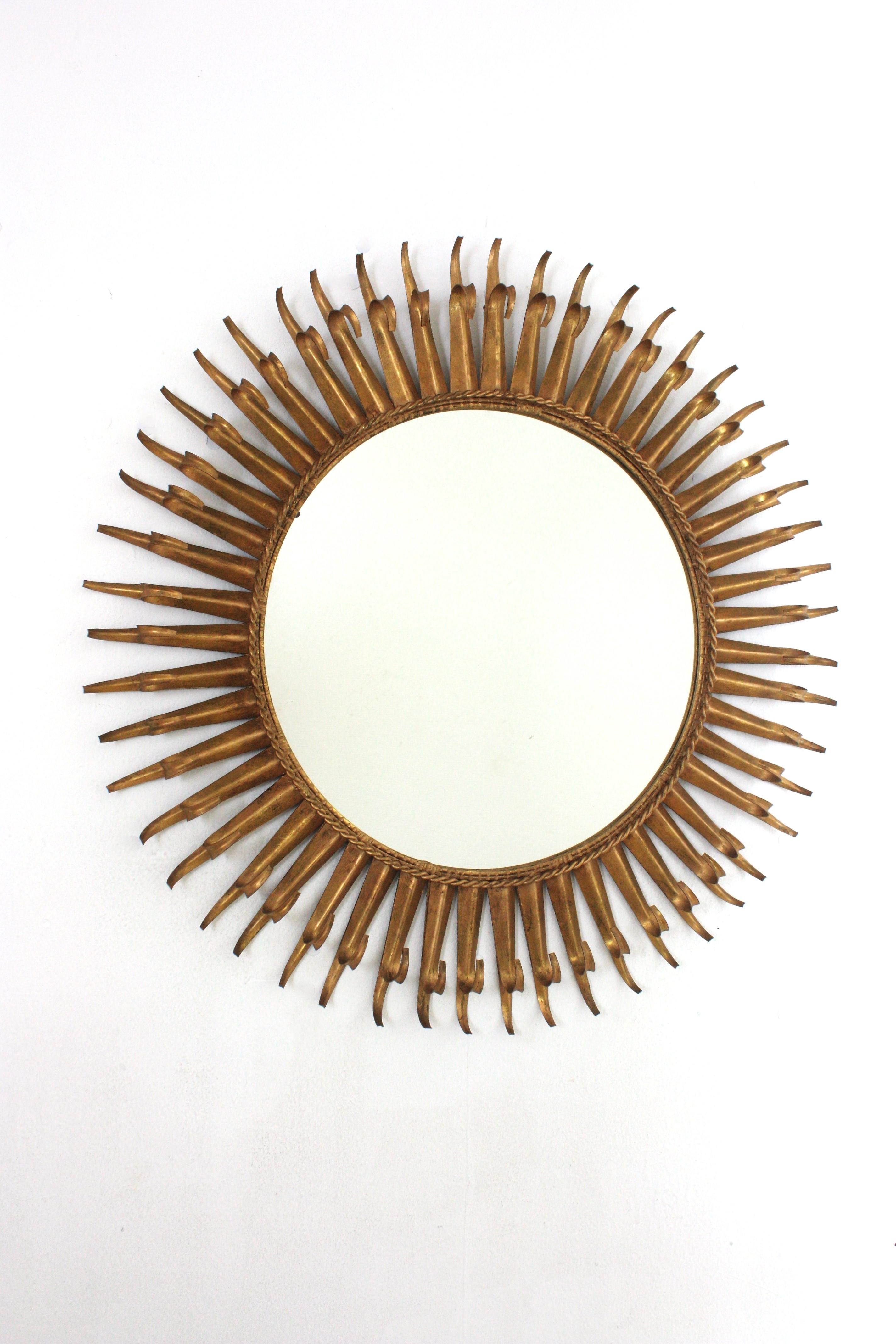 Brutalismo Grande specchio spagnolo a raggiera in ferro battuto dorato, 1950 in vendita