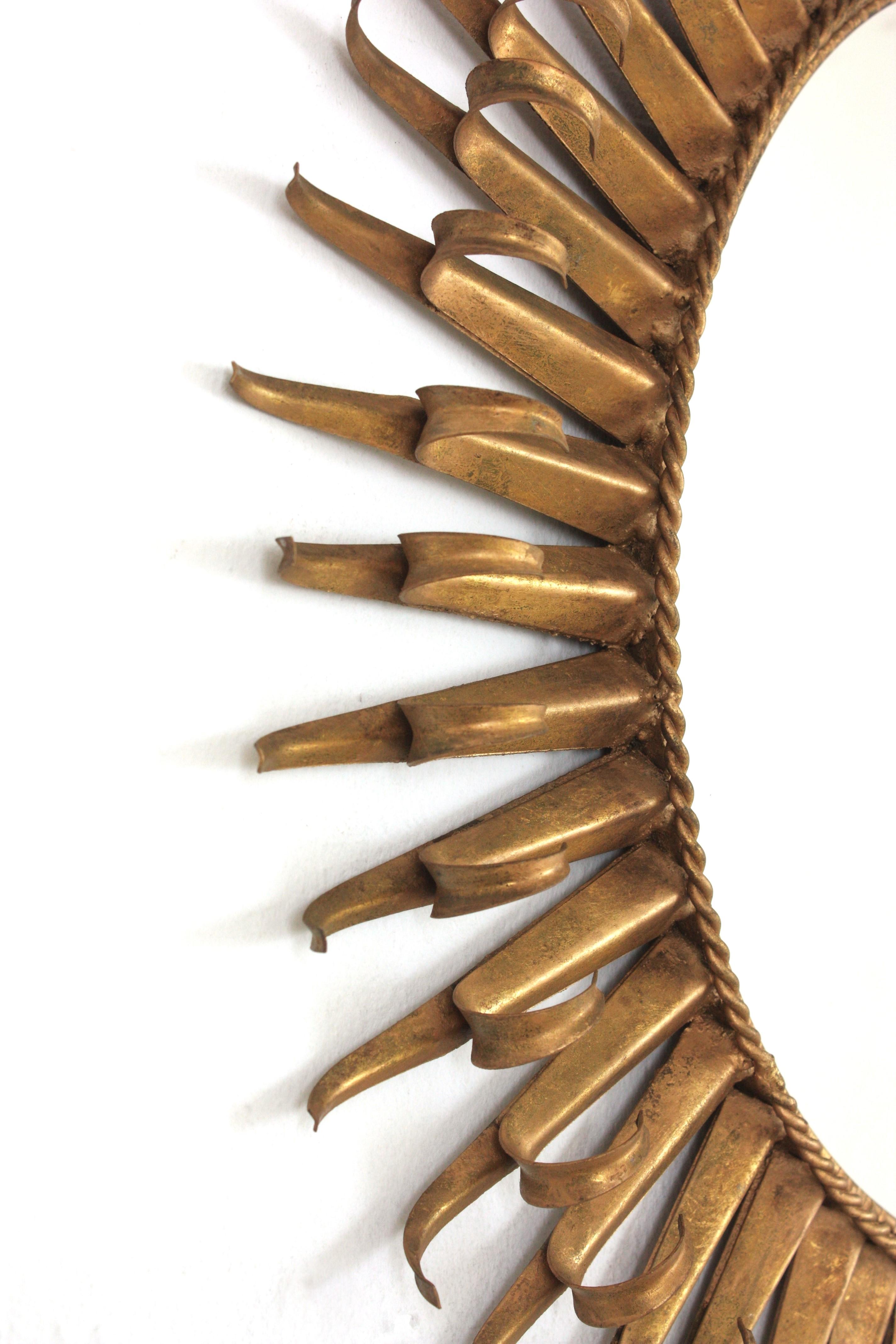 Spagnolo Grande specchio spagnolo a raggiera in ferro battuto dorato, 1950 in vendita