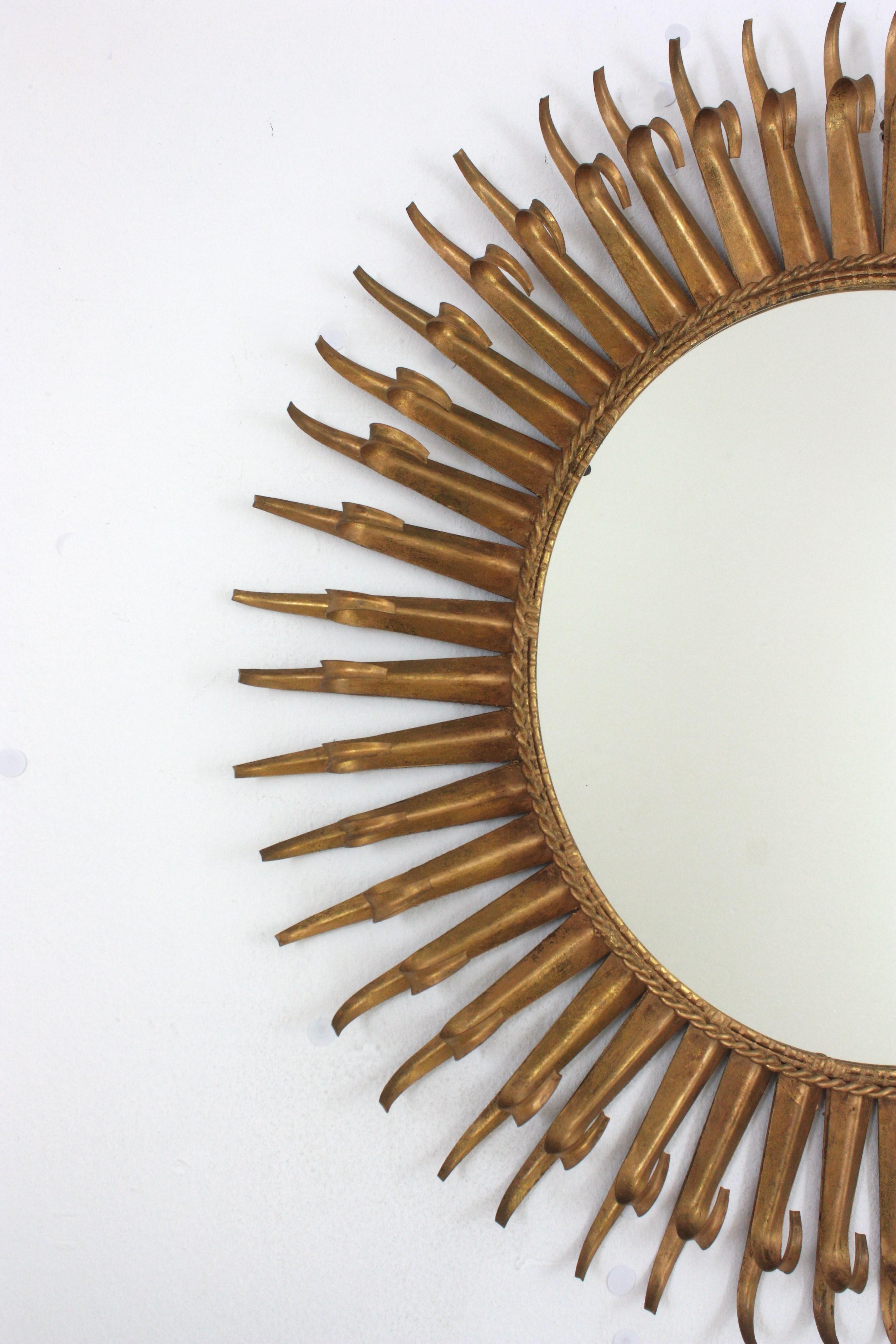 Metallo Grande specchio spagnolo a raggiera in ferro battuto dorato, 1950 in vendita