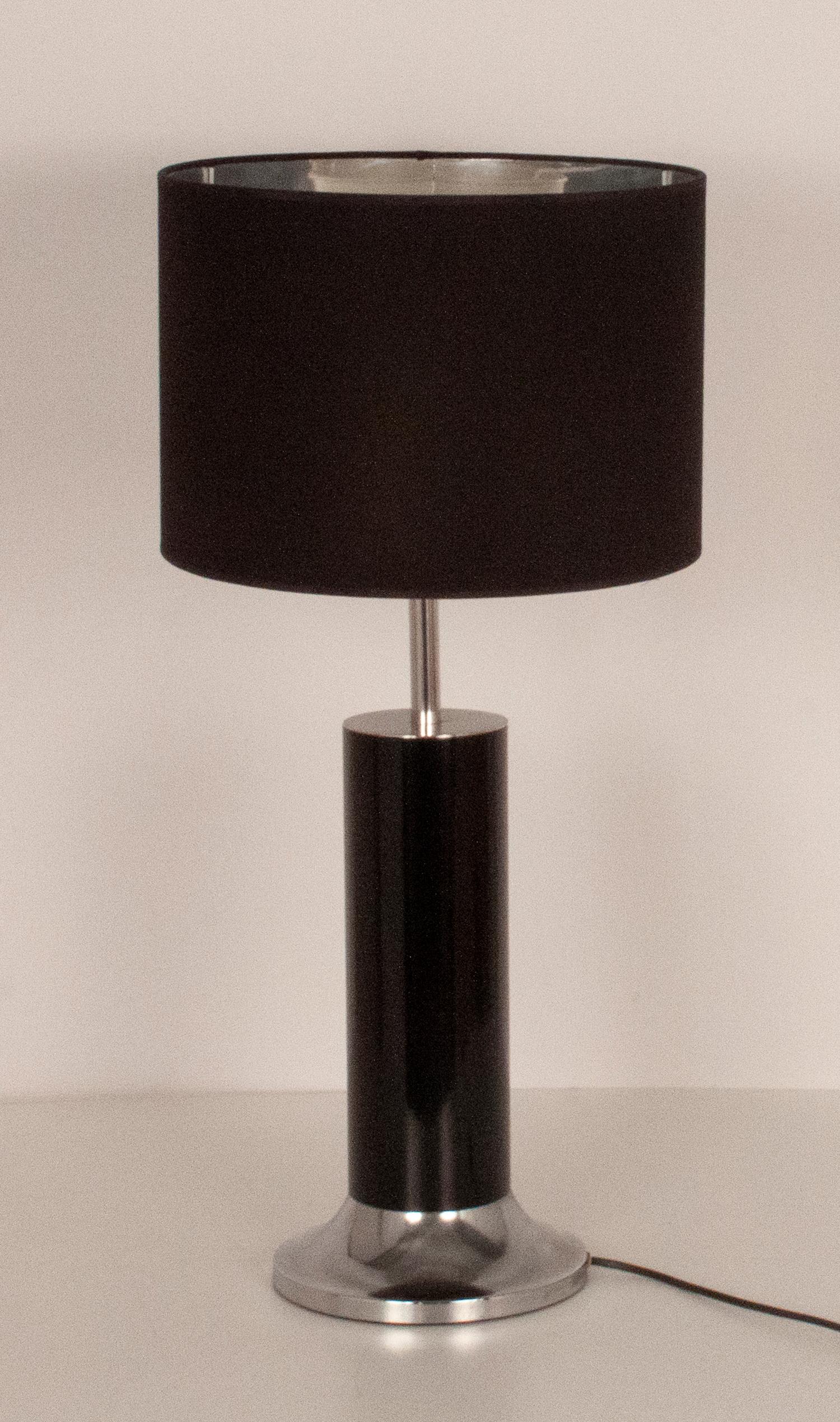 Large Reggiani table lamp chrome and black enameled metal with new fabric, 1970s.
Black new fabric shade and silver color inside. Three bulbs.