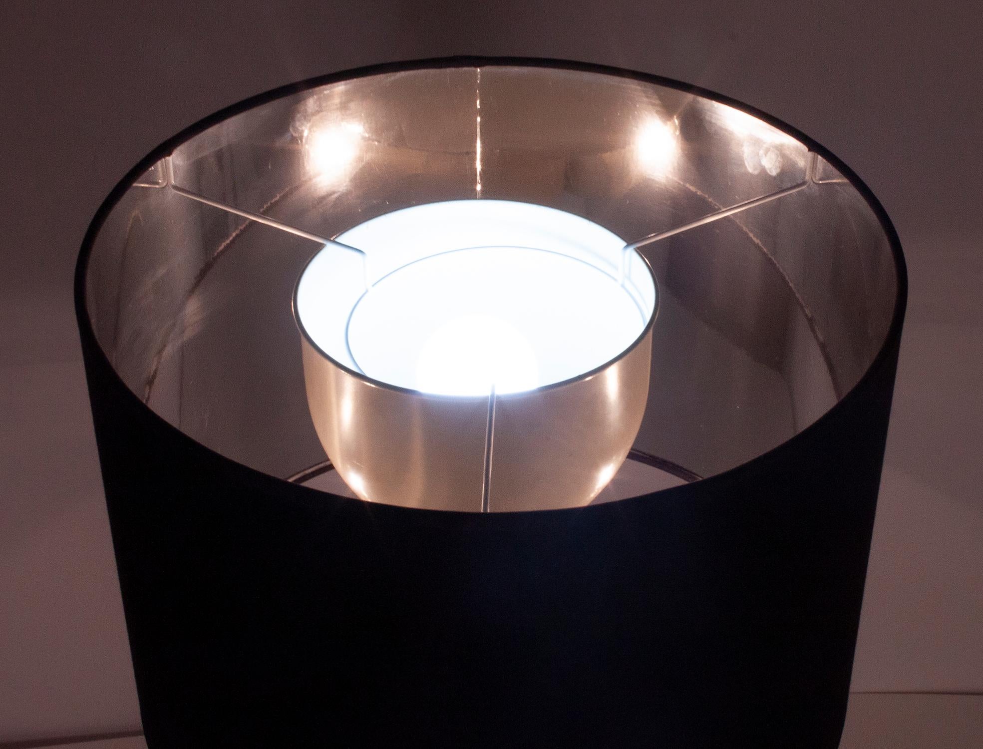 Große Reggiani-Tischlampe aus Chrom und schwarz emailliertem Metall, 1970er Jahre (Moderne der Mitte des Jahrhunderts) im Angebot