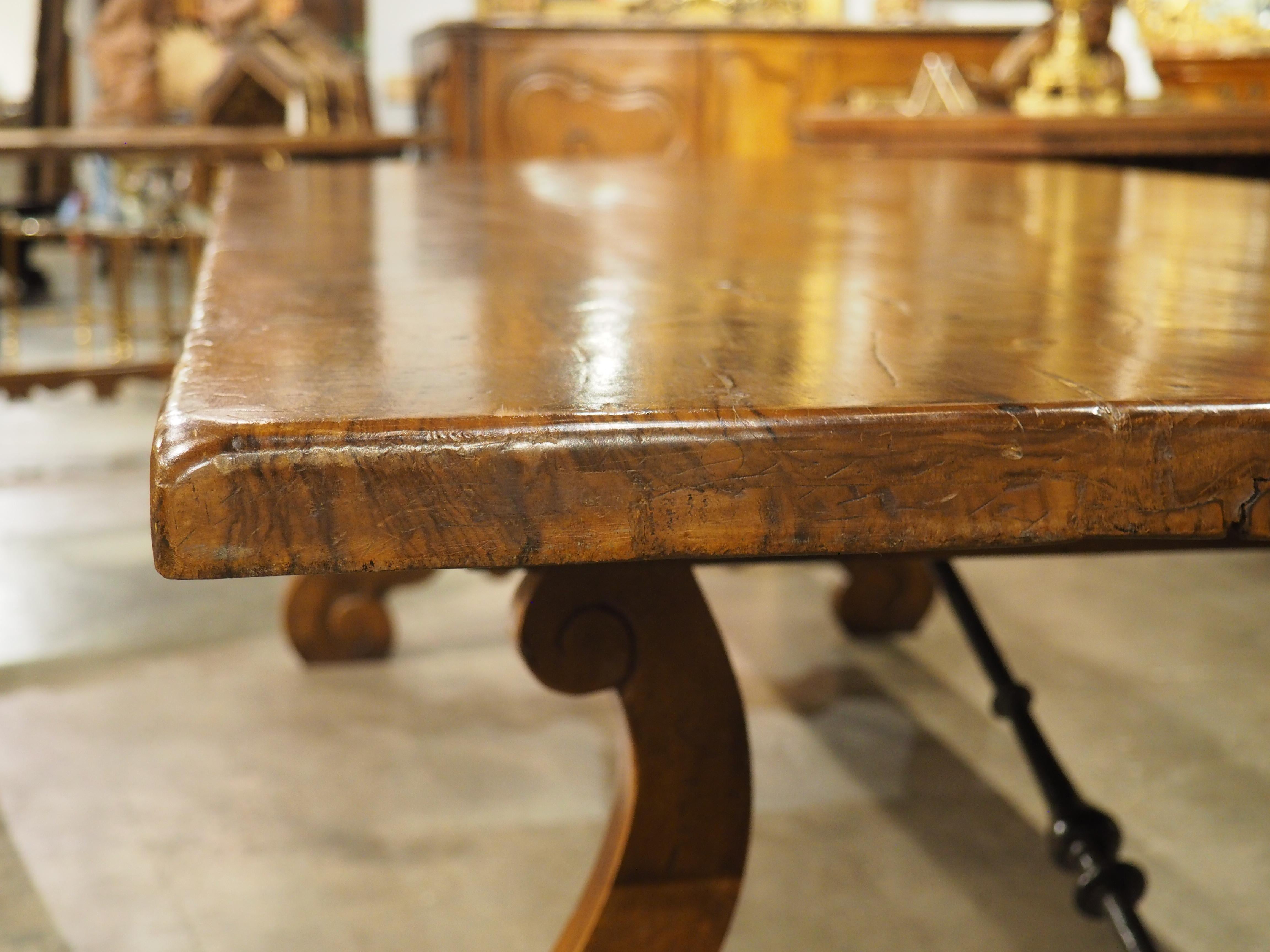 Large Spanish Walnut Dining Table With Wide Open Lyre Legs, Circa 1900 en venta 3
