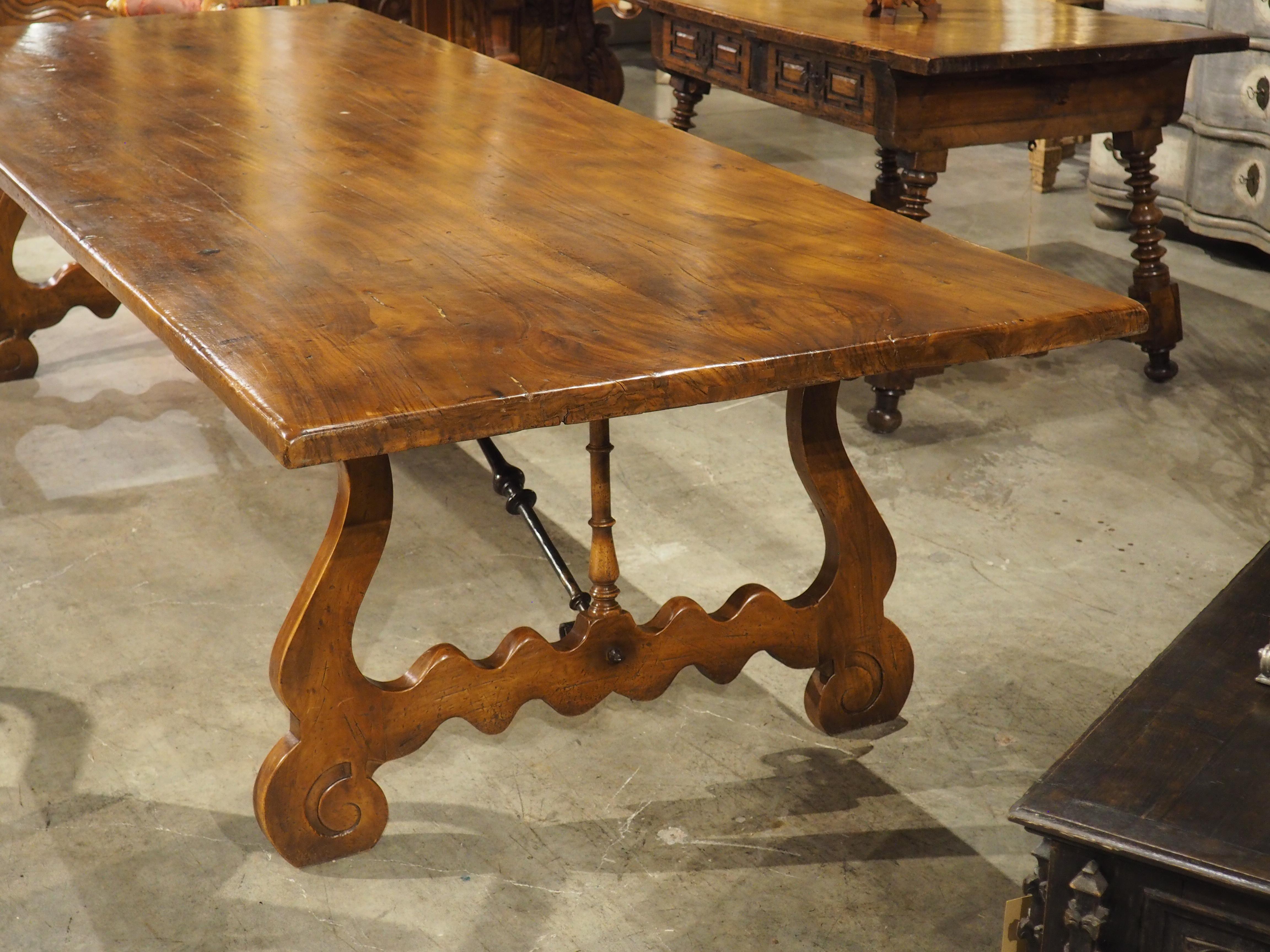 Large Spanish Walnut Dining Table With Wide Open Lyre Legs, Circa 1900 en venta 6