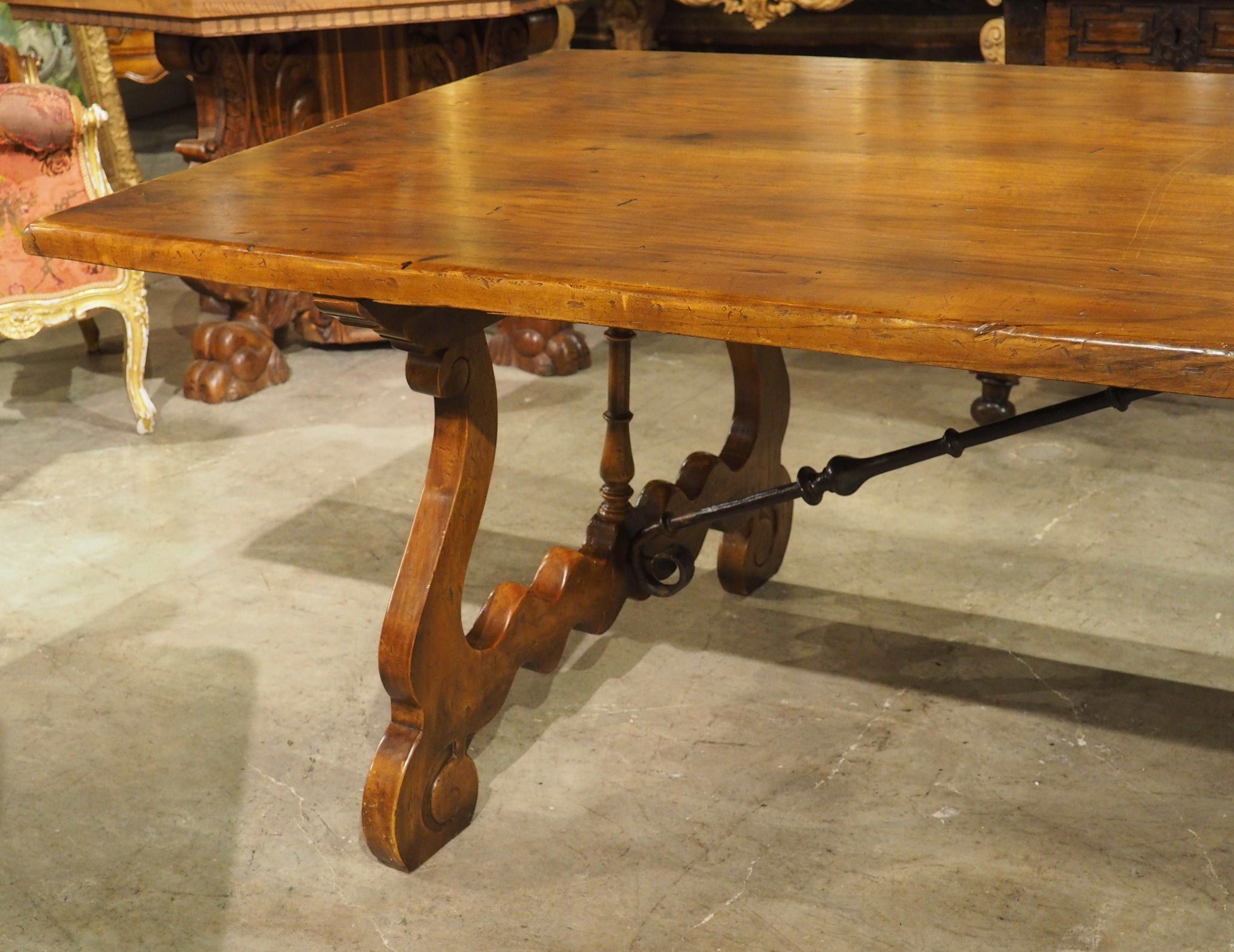 Large Spanish Walnut Dining Table With Wide Open Lyre Legs, Circa 1900 en venta 8
