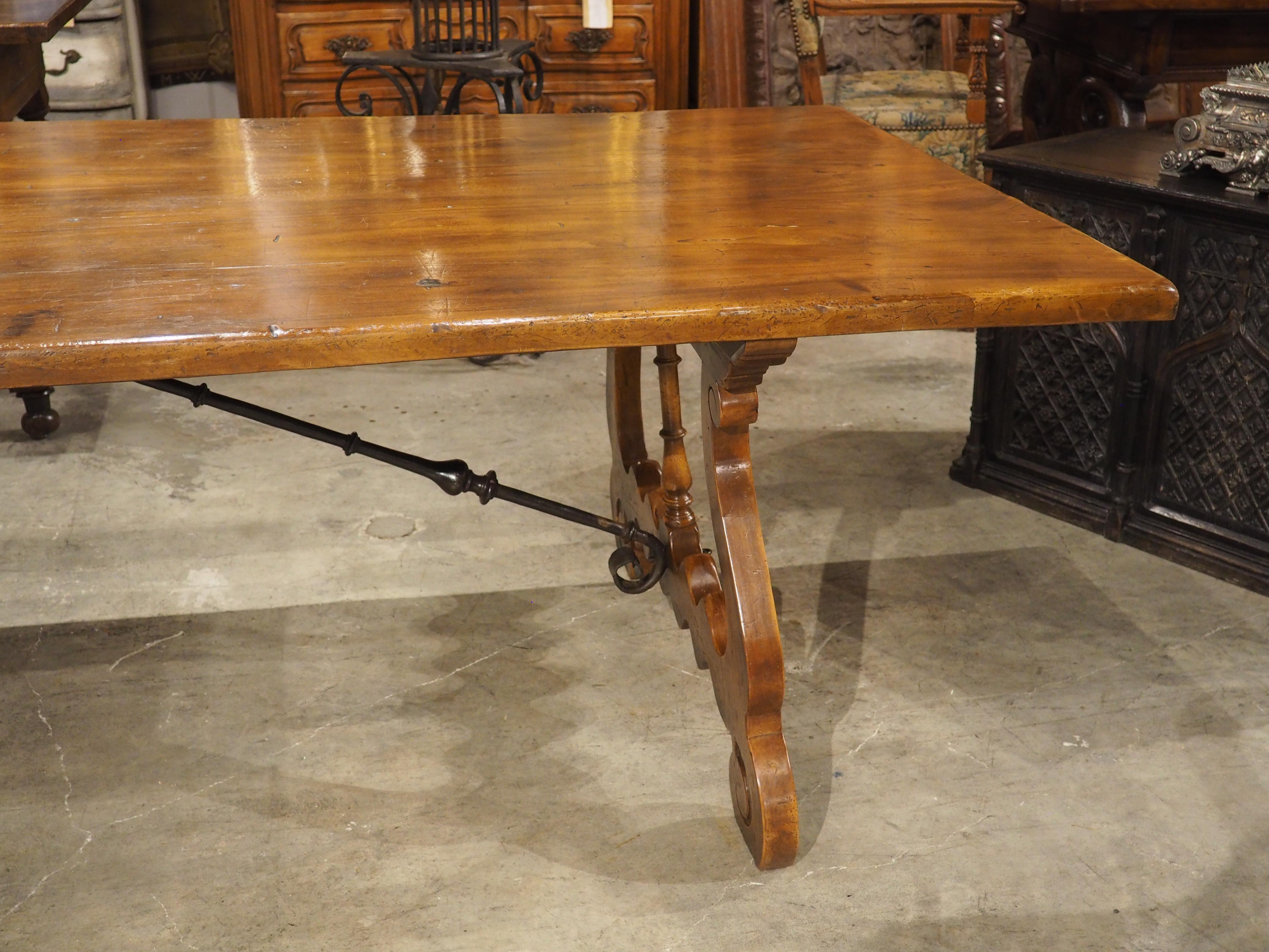 Large Spanish Walnut Dining Table With Wide Open Lyre Legs, Circa 1900 en venta 9
