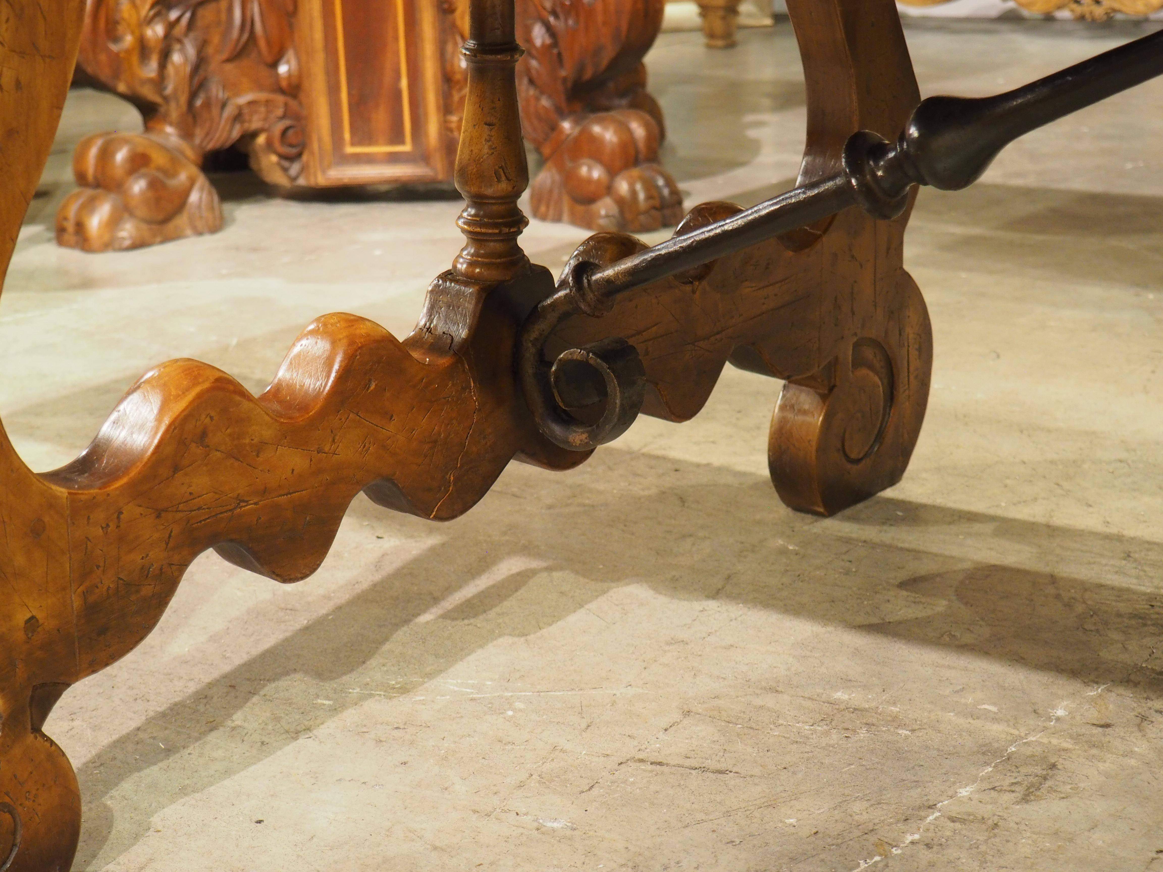 Large Spanish Walnut Dining Table With Wide Open Lyre Legs, Circa 1900 en venta 10