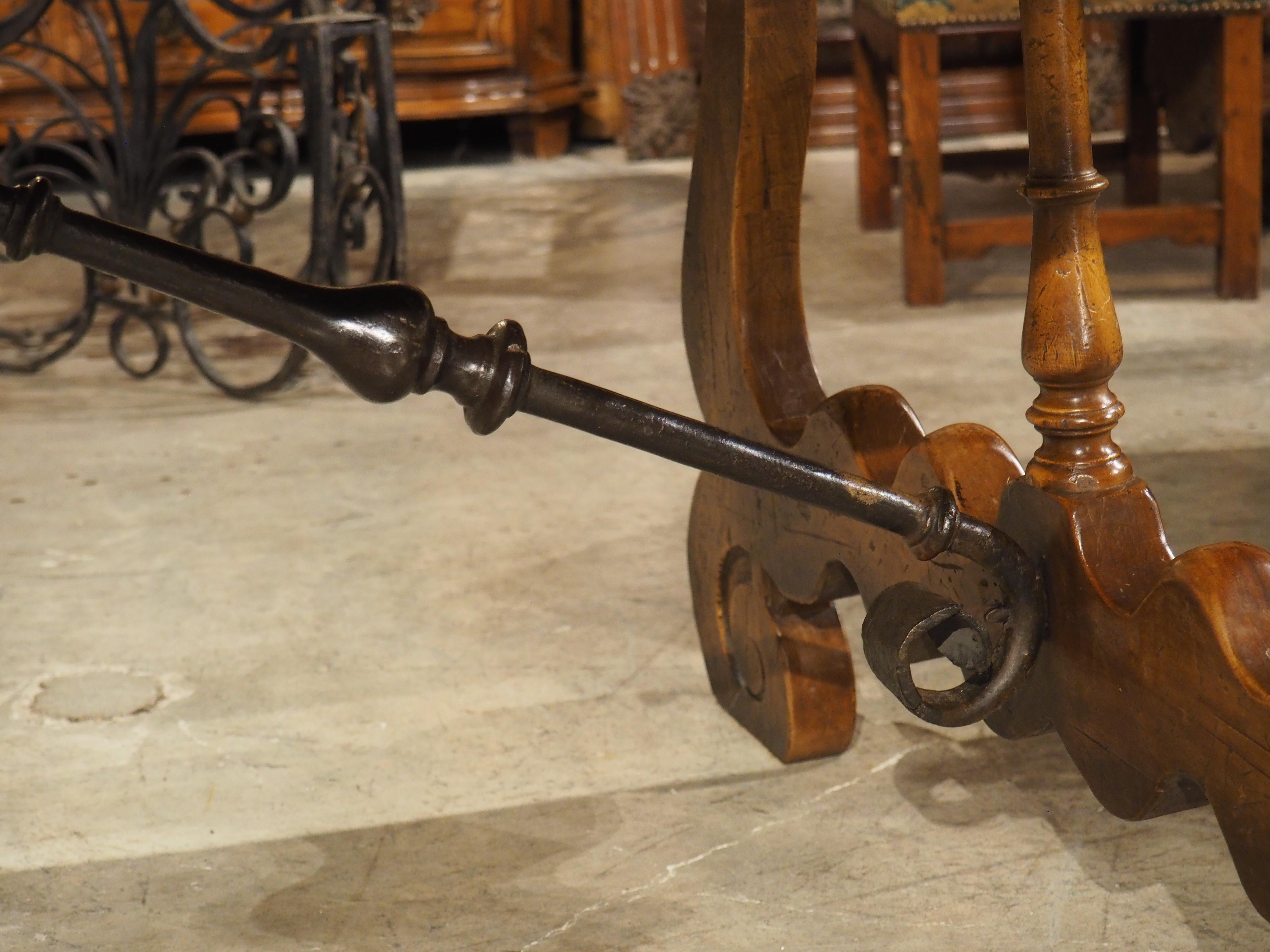 Large Spanish Walnut Dining Table With Wide Open Lyre Legs, Circa 1900 en venta 11