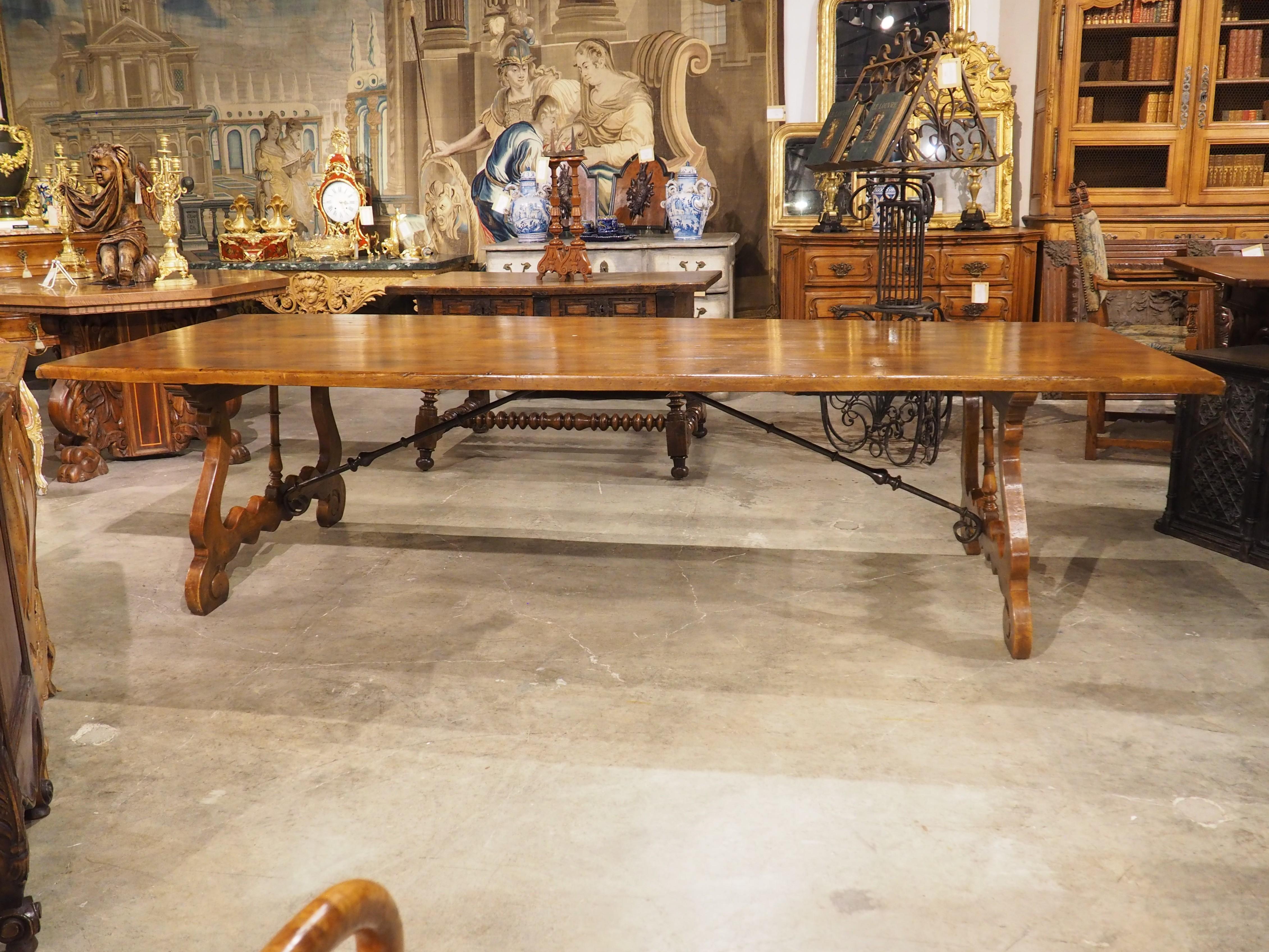 Large Spanish Walnut Dining Table With Wide Open Lyre Legs, Circa 1900 en venta 13