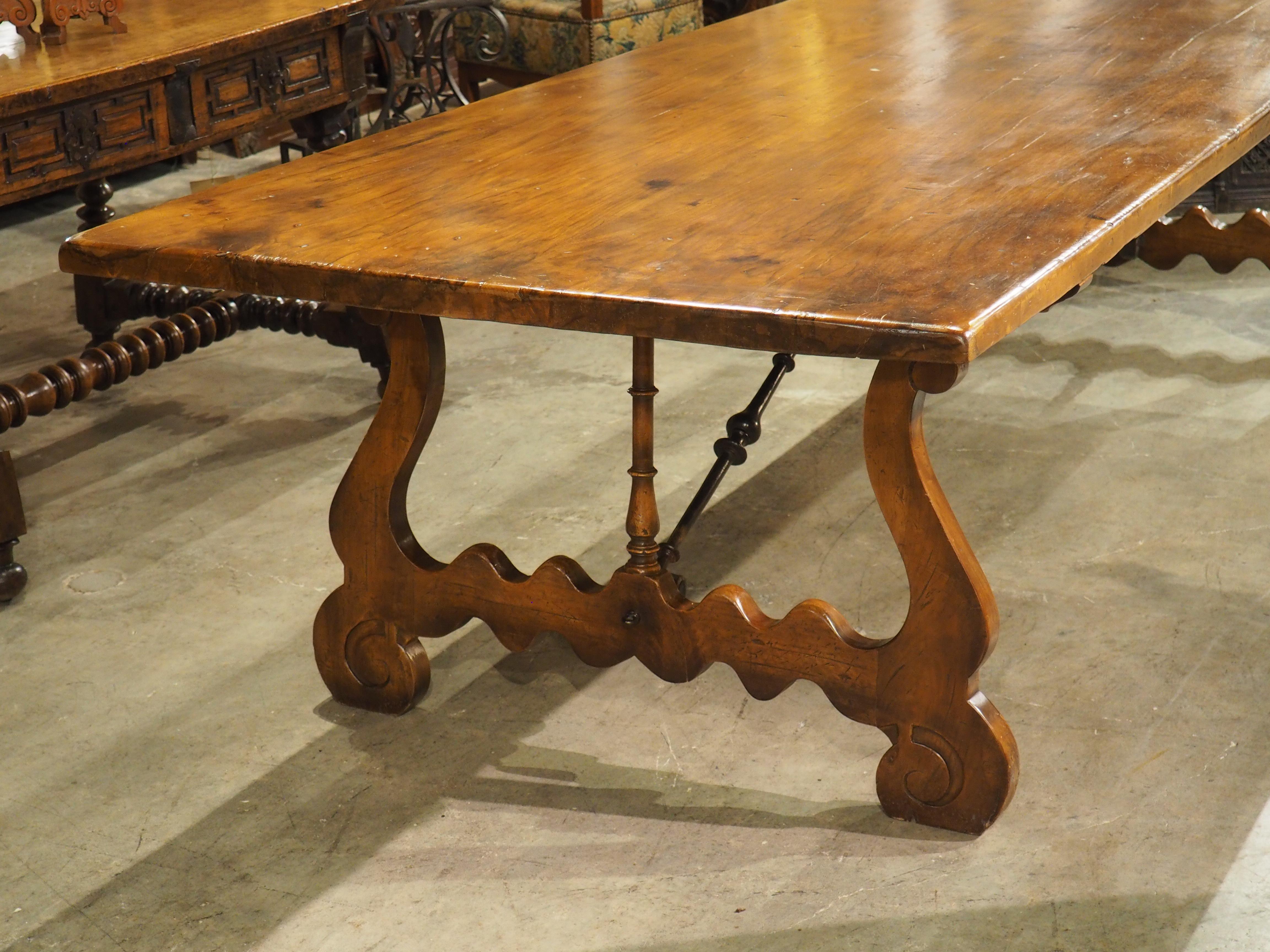 Large Spanish Walnut Dining Table With Wide Open Lyre Legs, Circa 1900 Español en venta