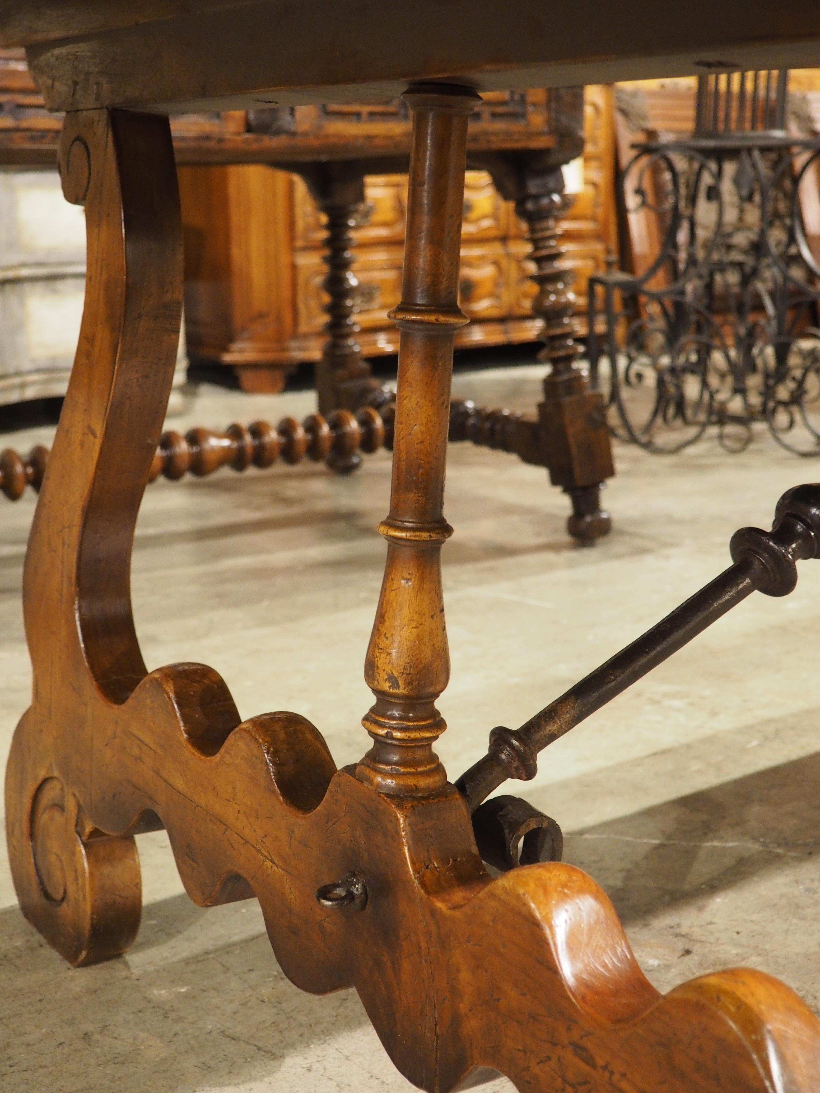 Large Spanish Walnut Dining Table With Wide Open Lyre Legs, Circa 1900 en Bueno estado para la venta en Dallas, TX