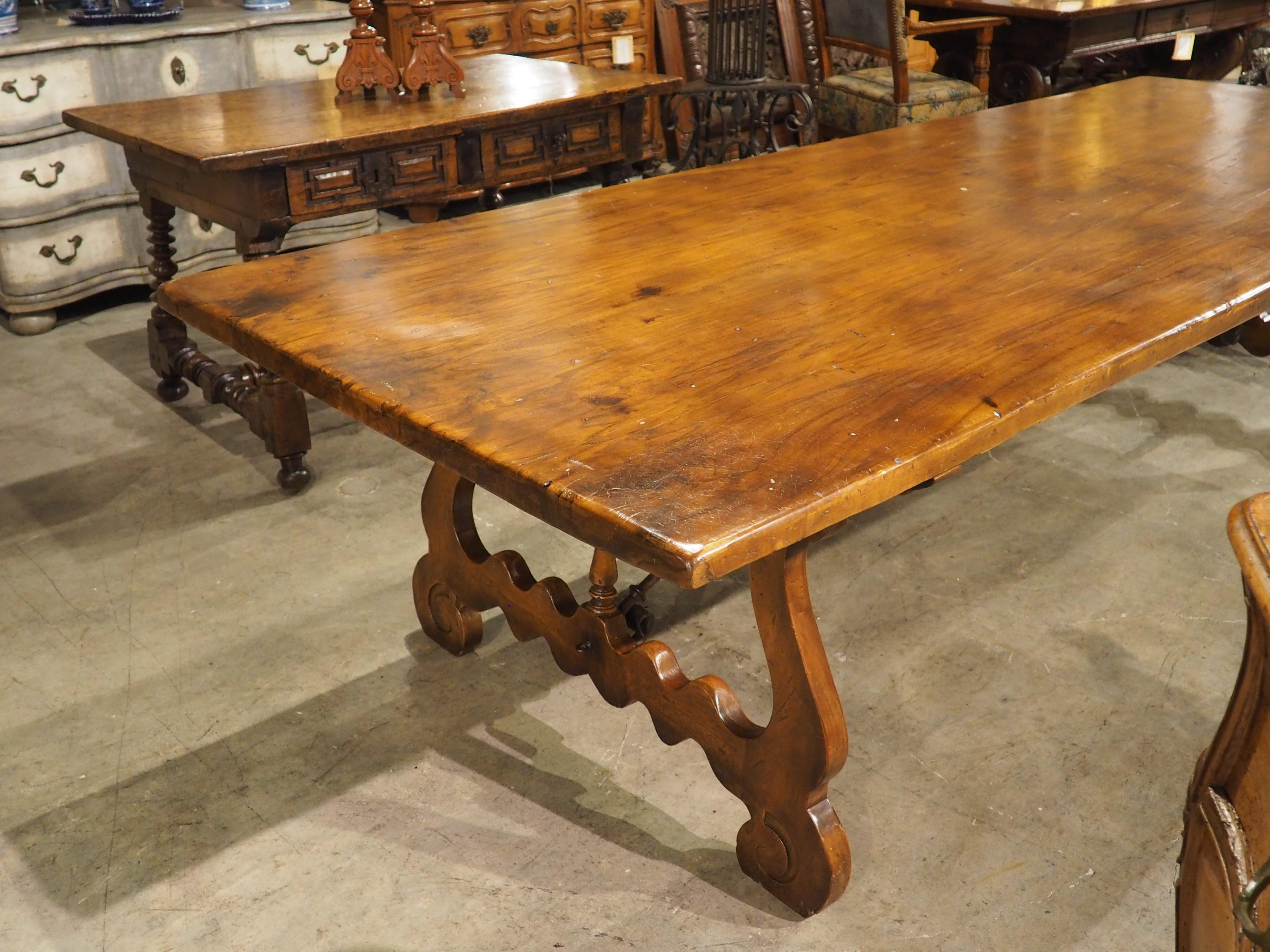 Large Spanish Walnut Dining Table With Wide Open Lyre Legs, Circa 1900 principios del siglo XX en venta