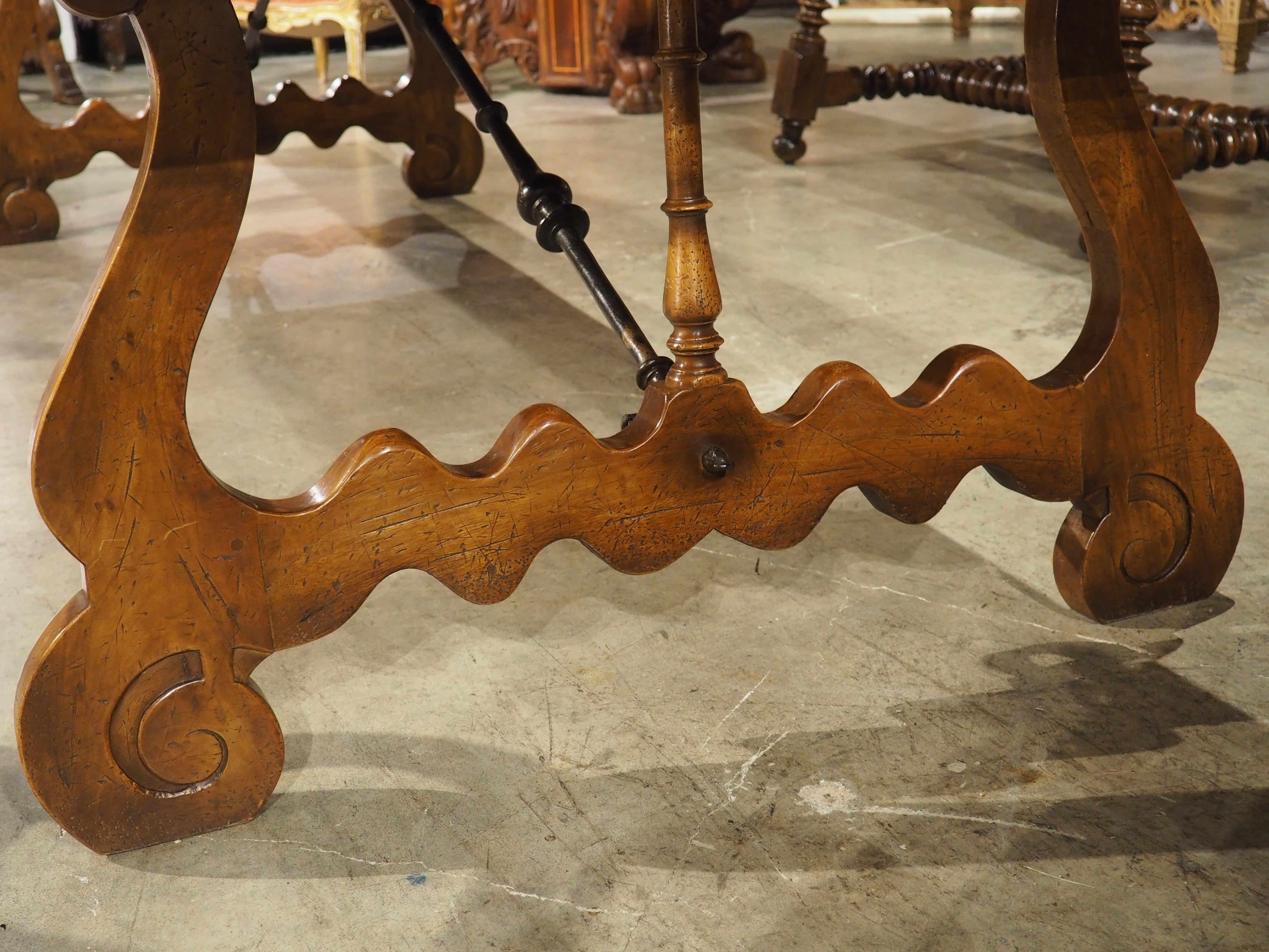 Large Spanish Walnut Dining Table With Wide Open Lyre Legs, Circa 1900 en venta 2