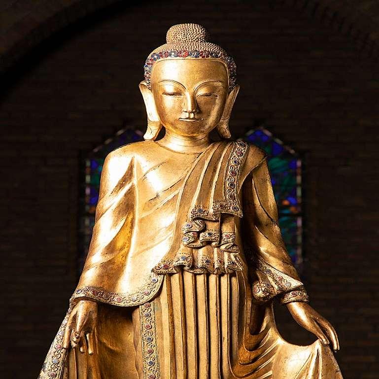 MATERIAL : bois
199 cm de haut 
76 cm de large et 36,2 cm de profondeur
Doré à l'or fin 24 krt.
Style Shan (Tai Yai)
Originaire de Birmanie
Début du 19e siècle
La hauteur est mesurée en incluant la base de 34 cm de haut.
 