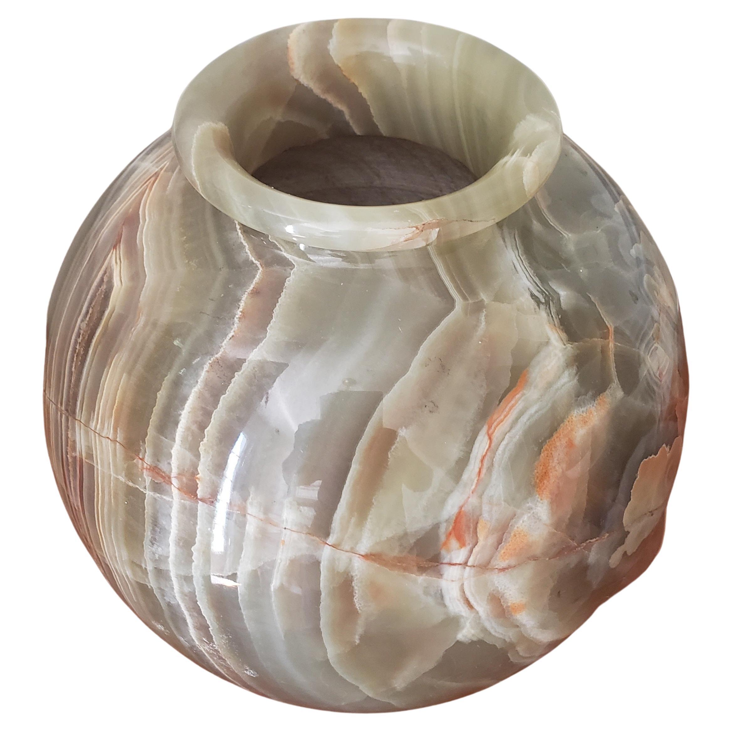 Pakistanais Grand vase sphérique de 27 kg en marbre et onyx en vente