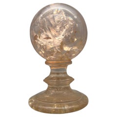 Gran esfera sobre pedestal de resina fractal de Pierre Giraudon, Francia, hacia 1970