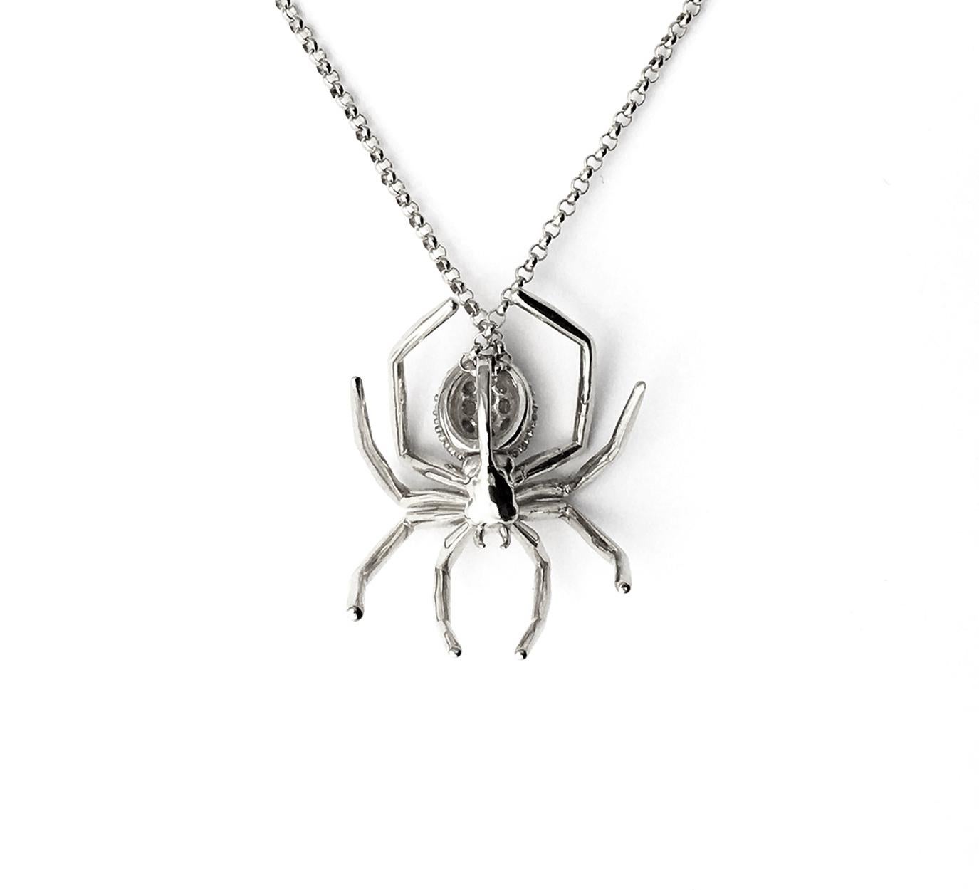 Artiste Collier pendentif araignée en or blanc 4k et rhodium noir avec diamants jherwitt en vente