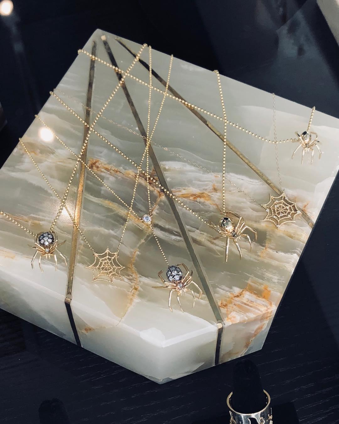 14k Weißgold Diamanten Großer Spinnen-Anhänger Halskette jherwitt einzigartiges Geschenk (Brillantschliff) im Angebot
