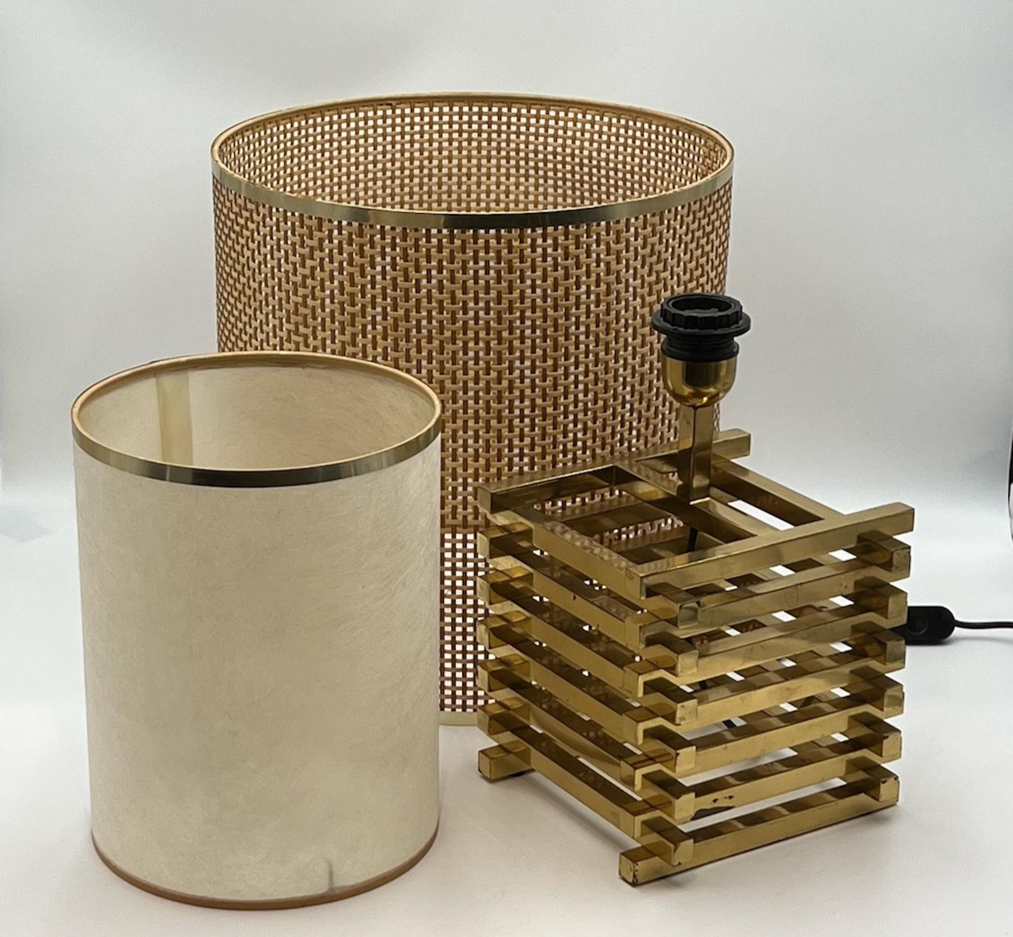 Rare and beautiful 60s vintage table lamp 'Spiga' with heavy brass base and large wicker lampshade designed by Enrico Tronconi.

This handmade lamp is made of 28 interlocked brass bars that supports the bulb holder. The quality of materials is