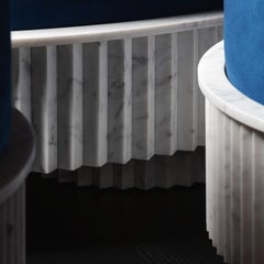 Ottomana grande in velluto blu Spike e marmo di Carrara di Nick Maltese