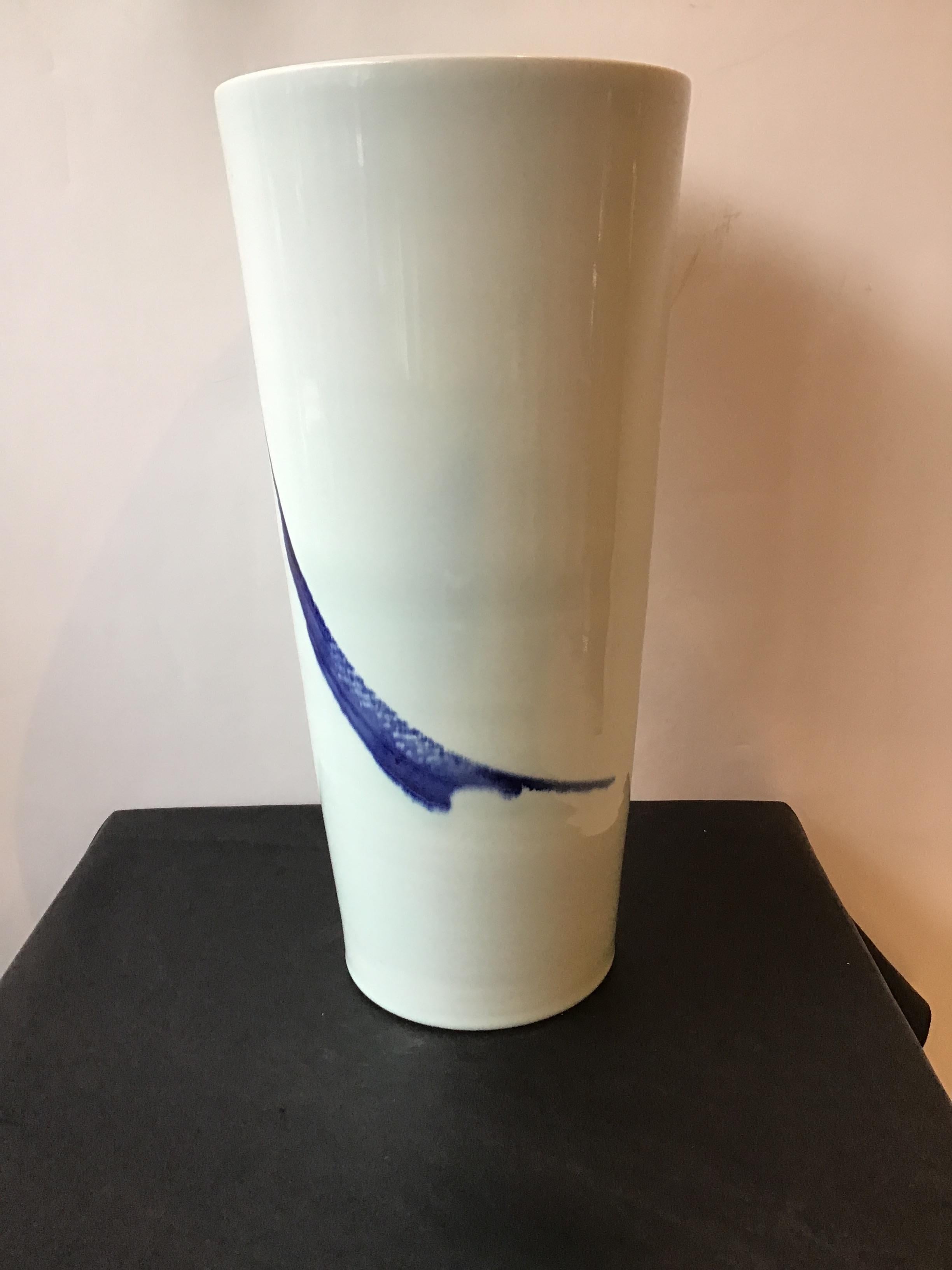 Grand vase en céramique Spin à tourbillons bleus Bon état - En vente à Tarrytown, NY