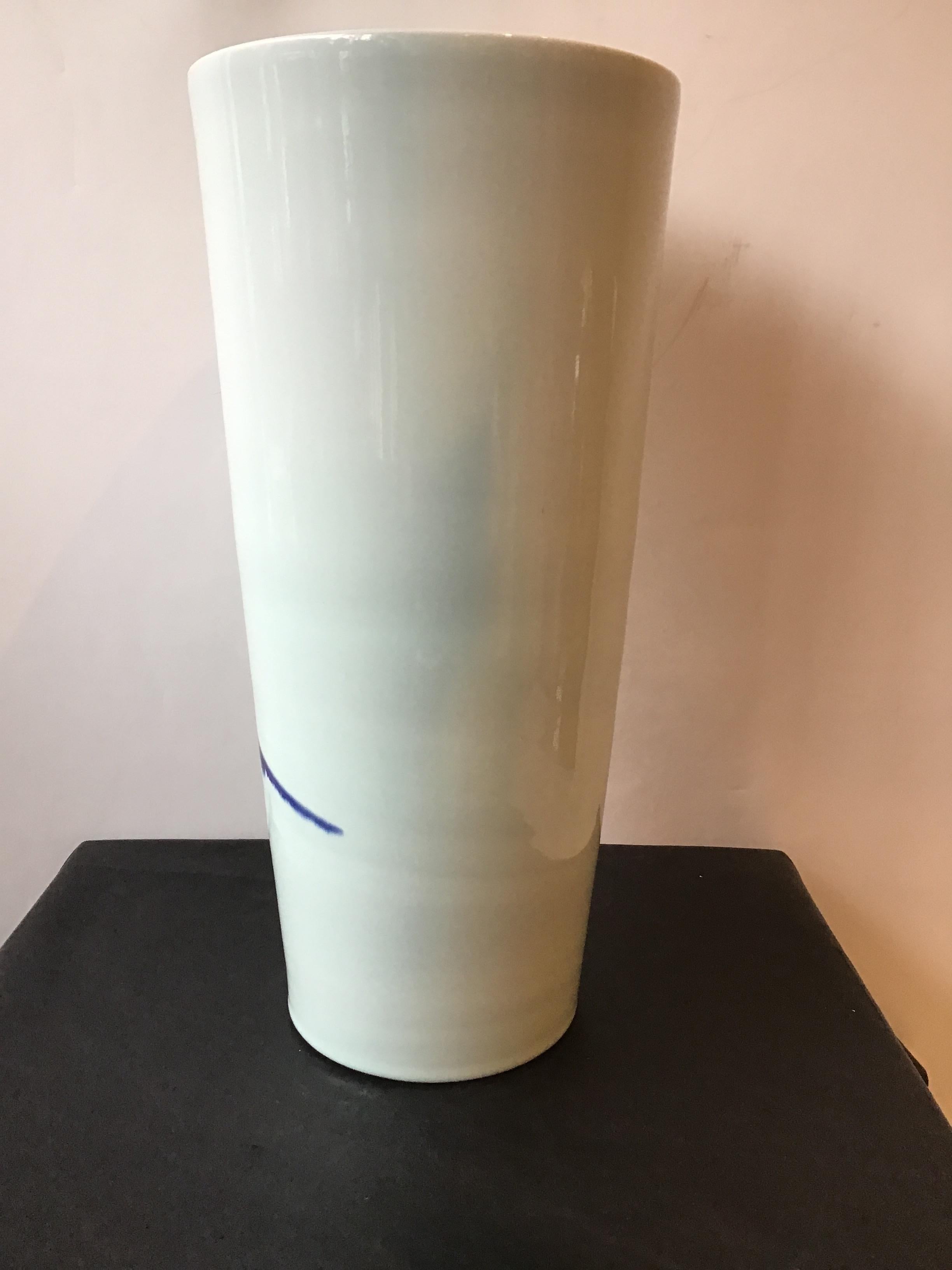 XXIe siècle et contemporain Grand vase en céramique Spin à tourbillons bleus en vente
