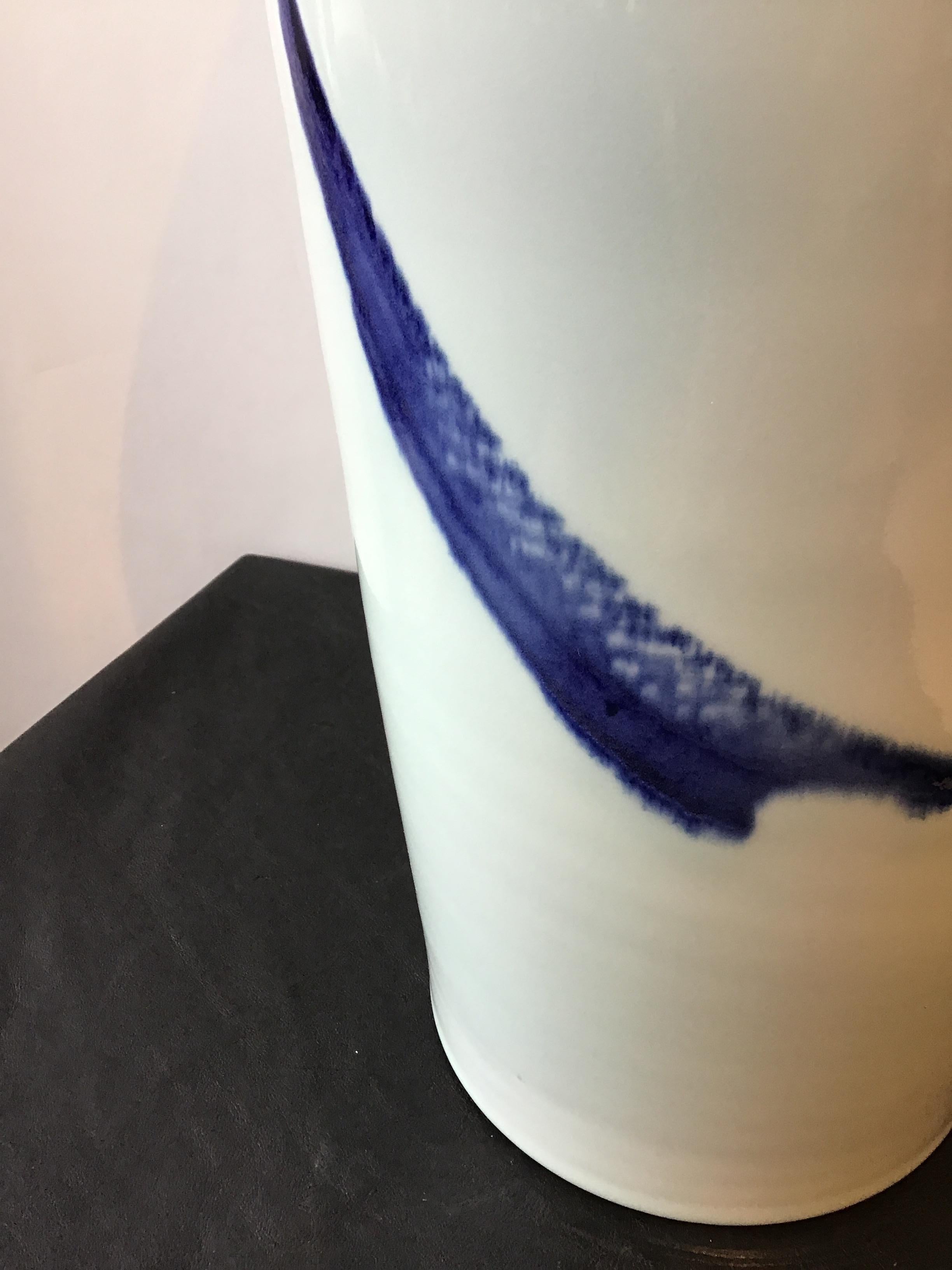 Grand vase en céramique Spin à tourbillons bleus en vente 2