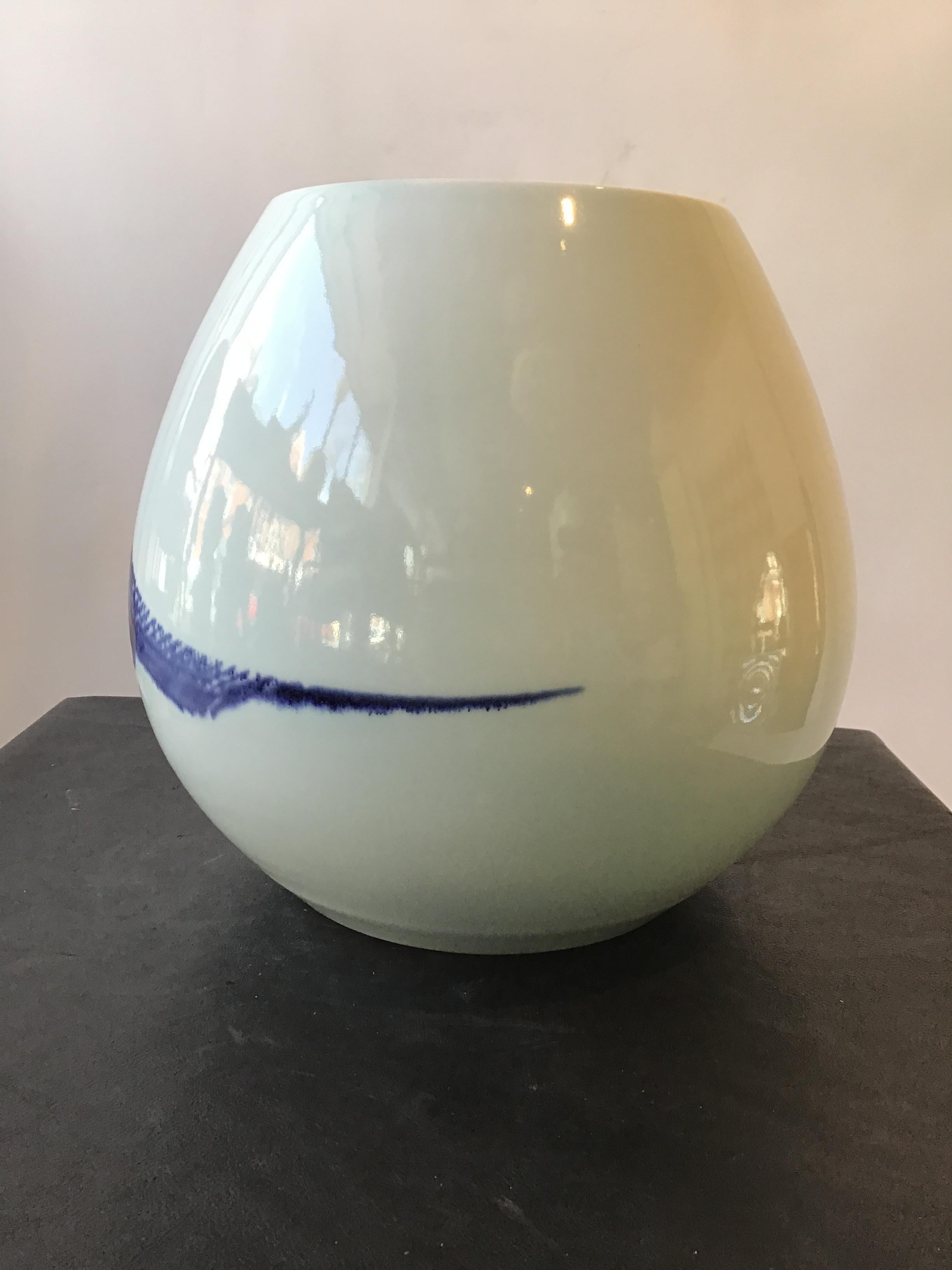 Large Spin Ceramics White Vase with Blue Swirl In Good Condition For Sale In Tarrytown, NY