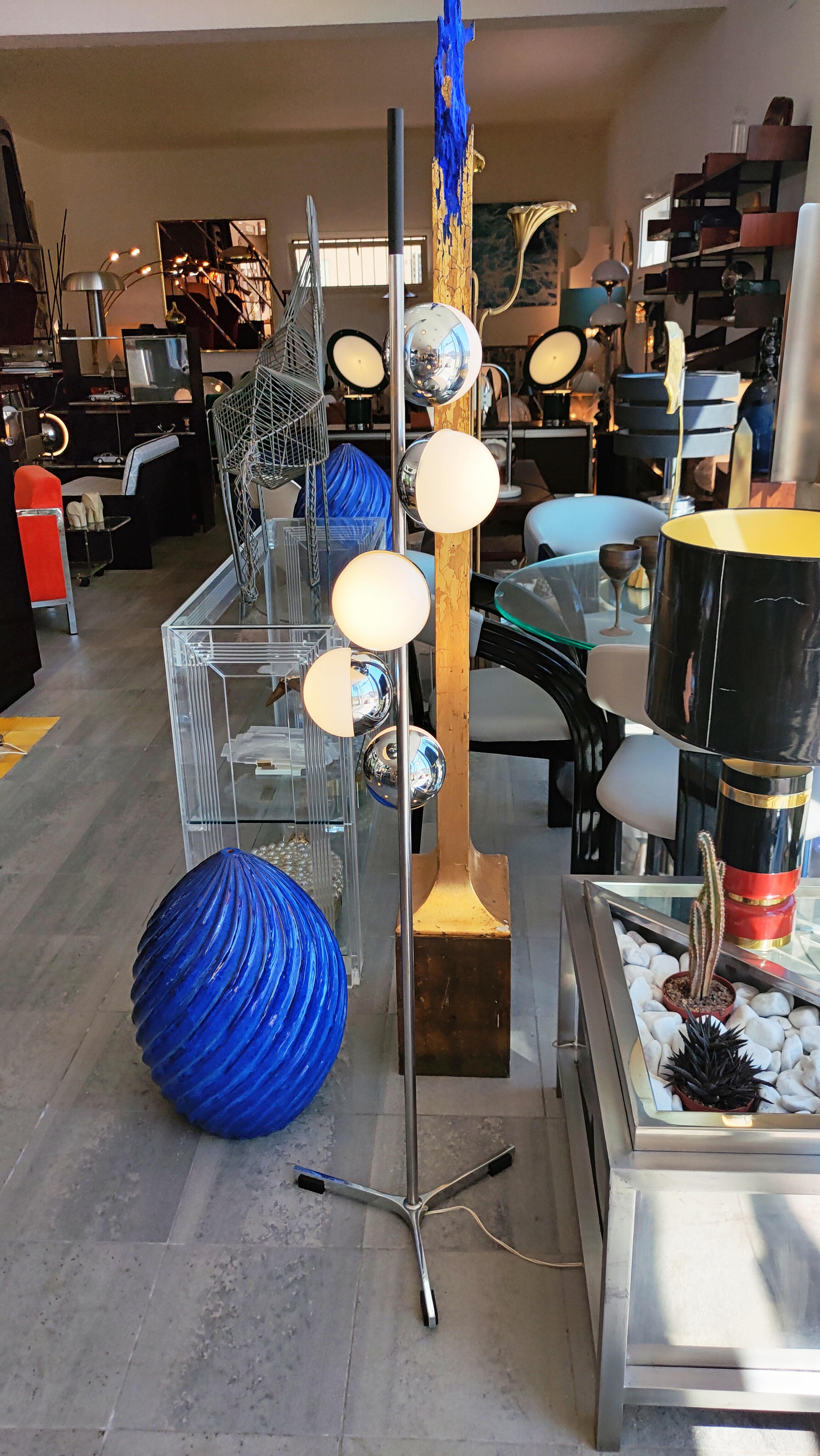 Rare et magnifique lampadaire à grande spirale fabriqué en Italie dans les années 1970.
5 globes, en parfait état vintage.