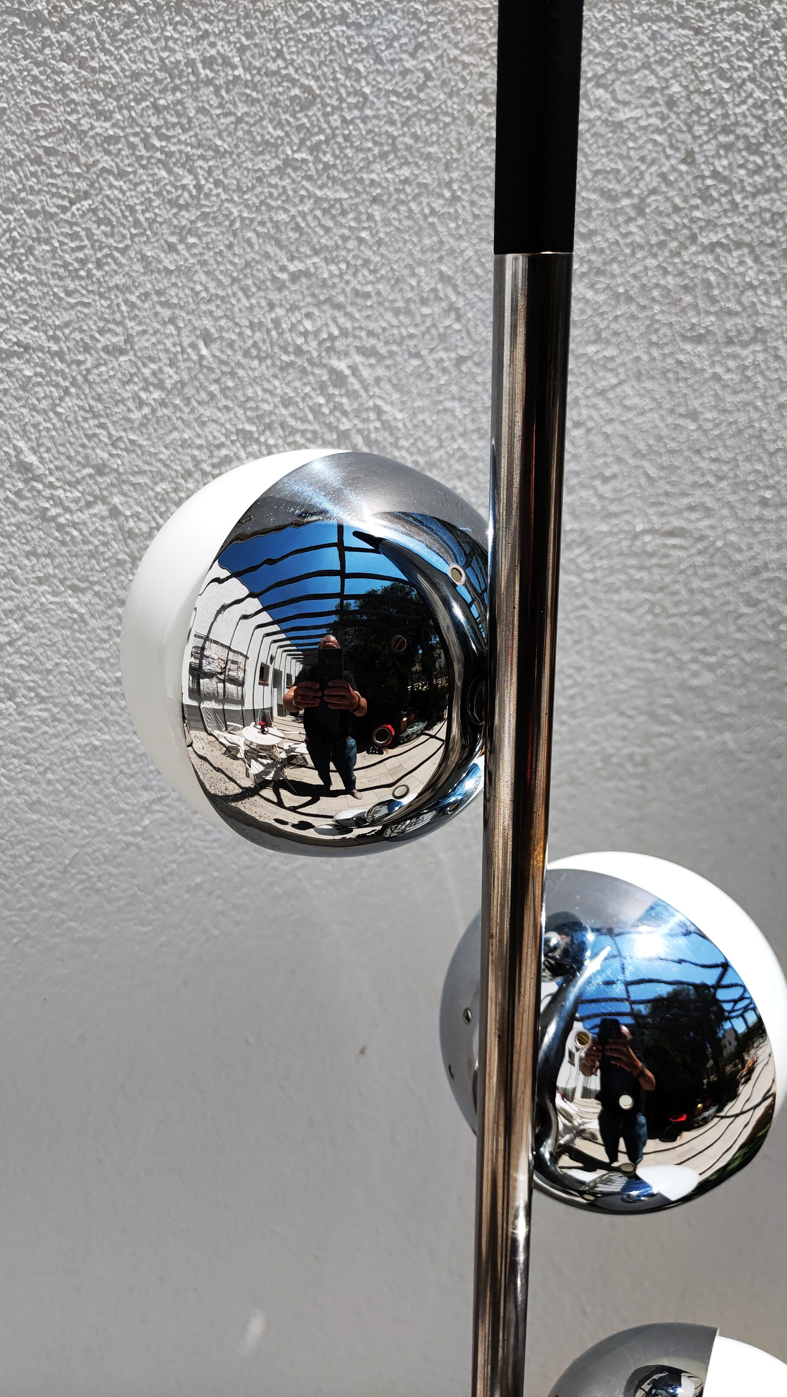 Grand lampadaire en forme de globes en spirale, Italie, années 1970 Bon état - En vente à L'Escala, ES