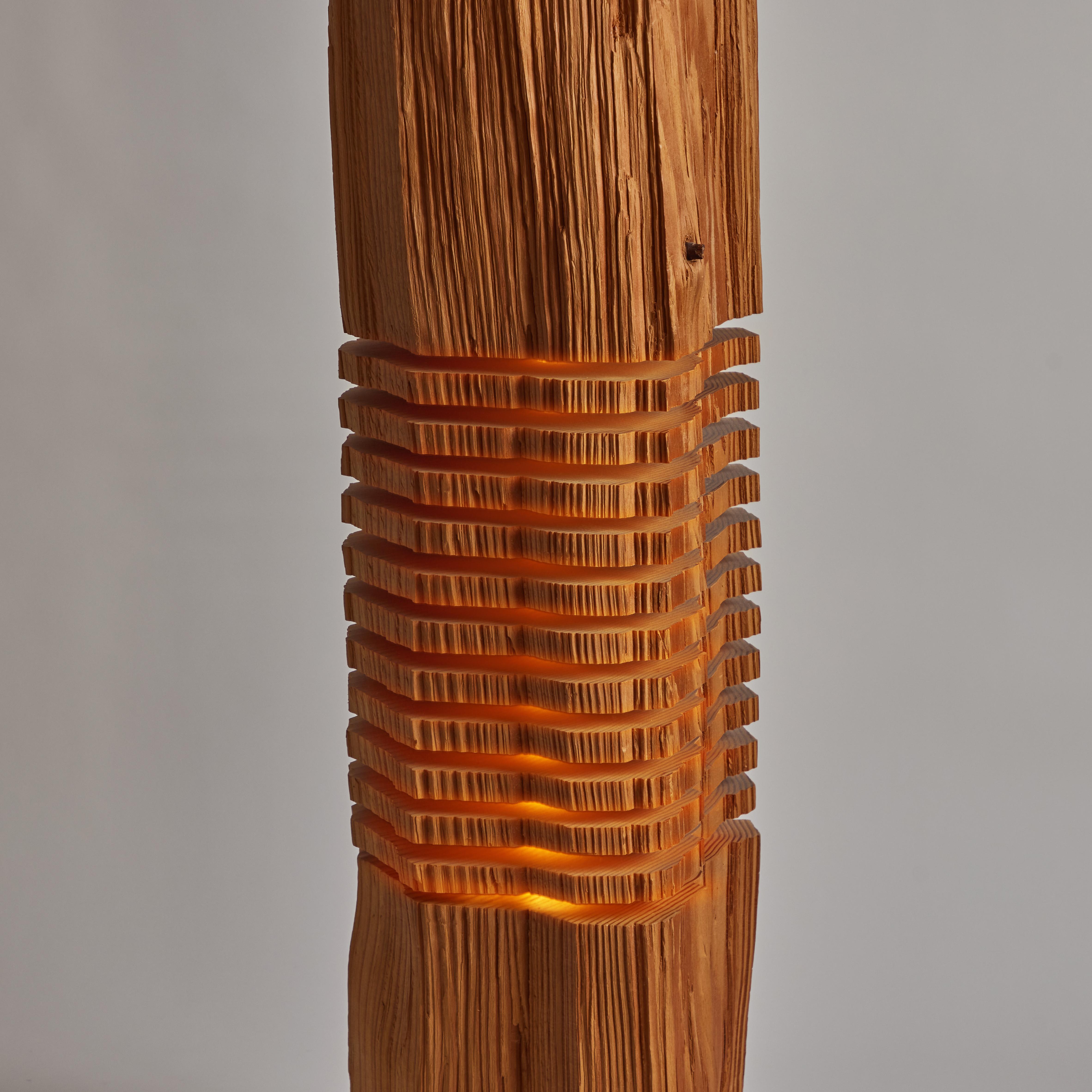 Grande sculpture lumineuse en Wood Grain Fendu en vente 2