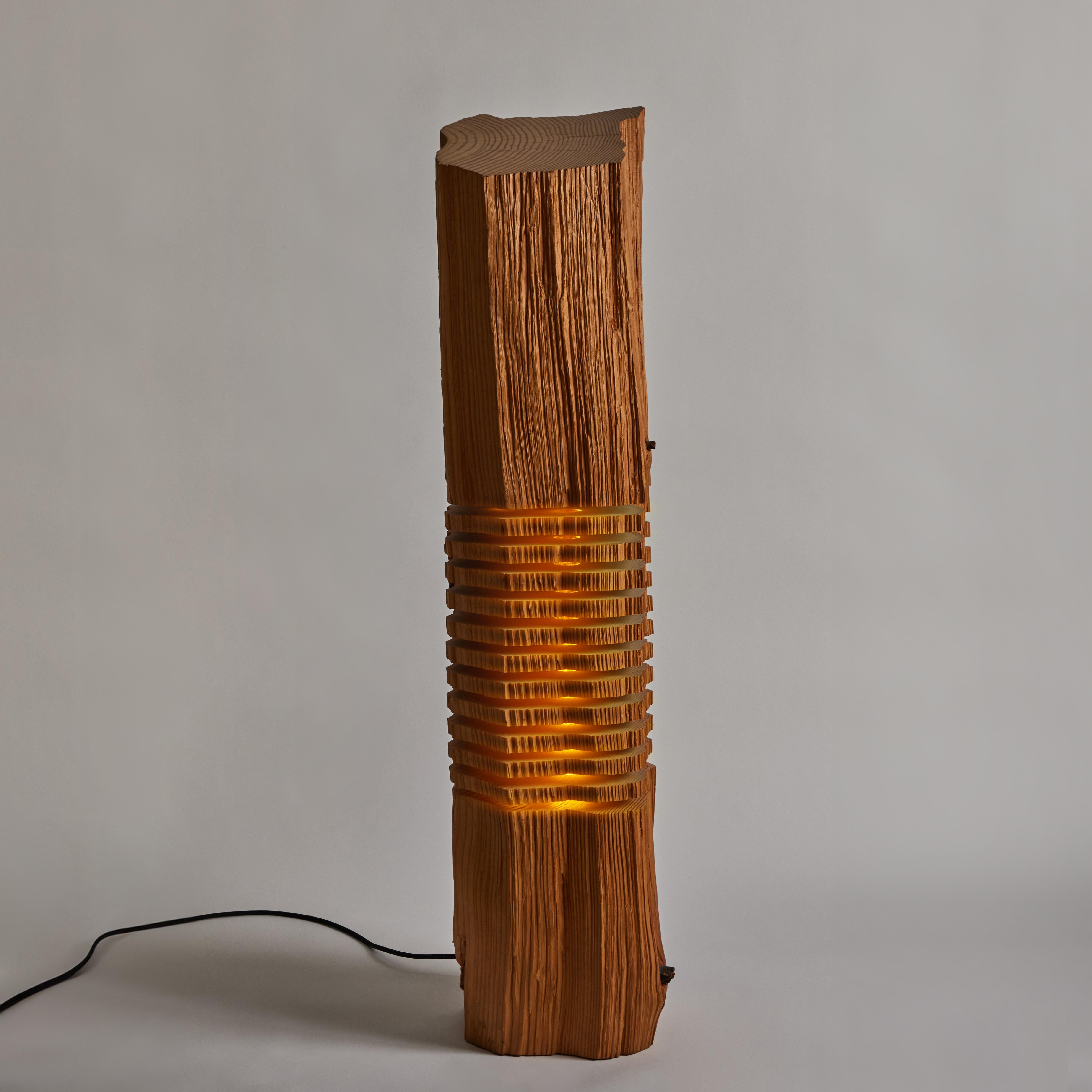 Canadien Grande sculpture lumineuse en Wood Grain Fendu en vente
