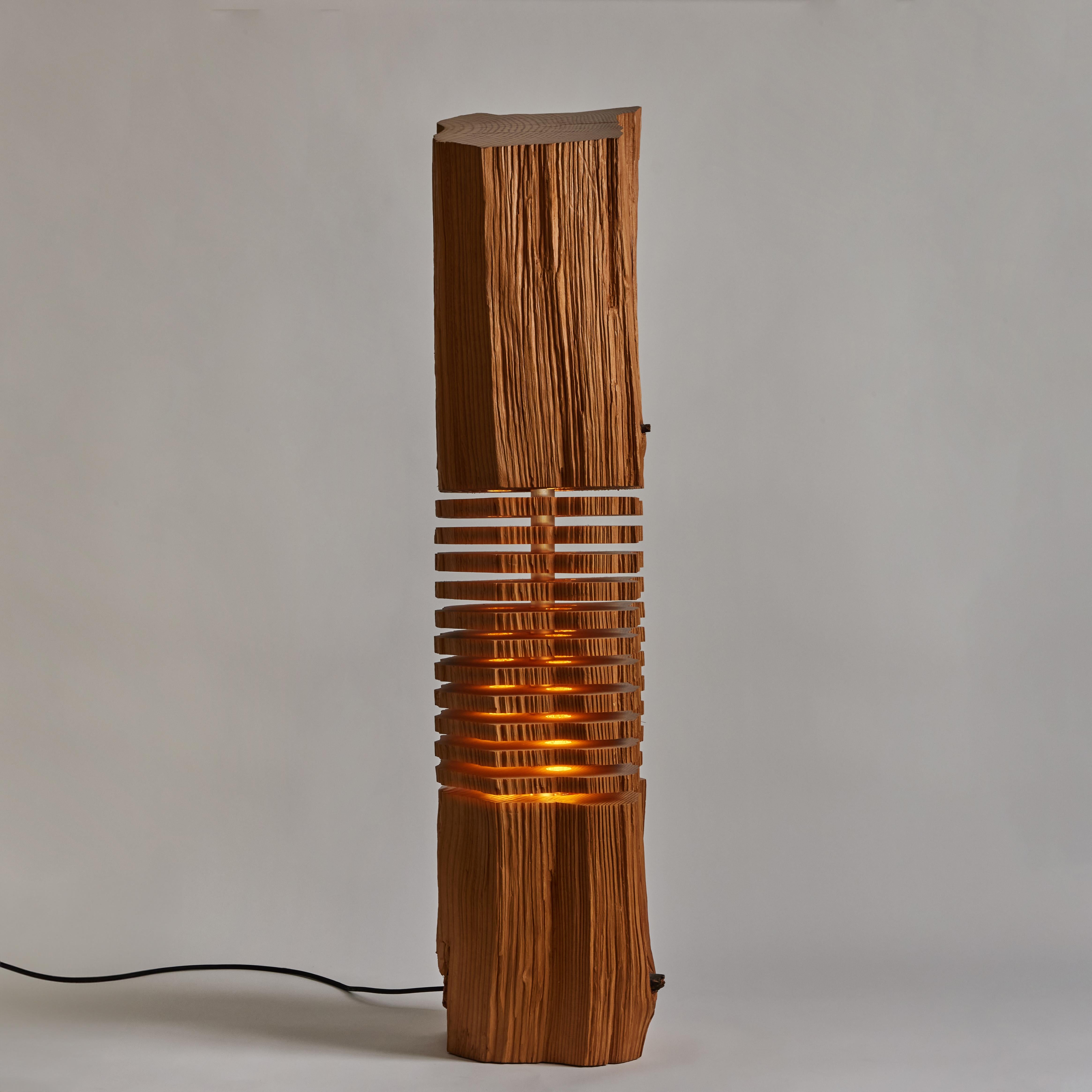 Sculpté Grande sculpture lumineuse en Wood Grain Fendu en vente