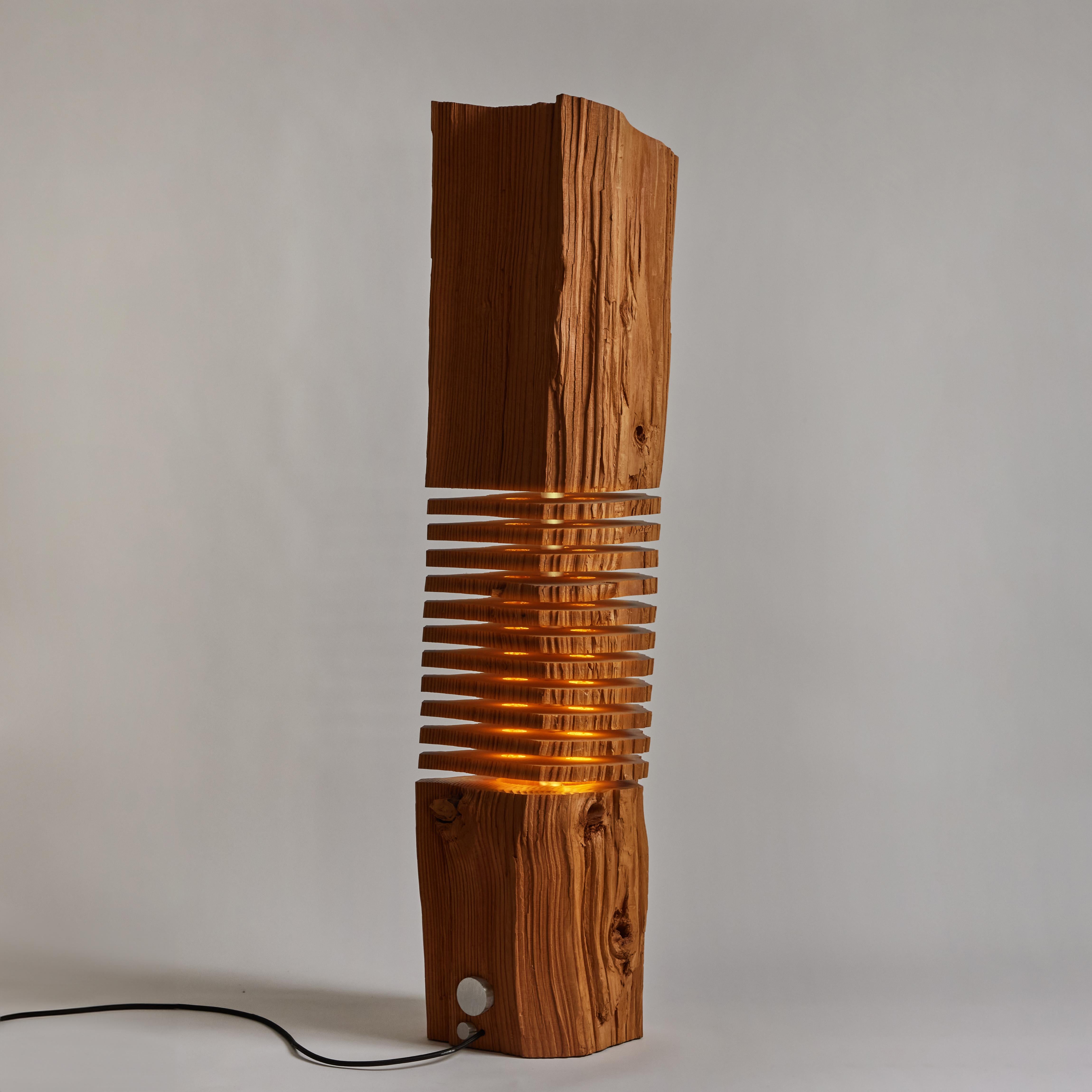 Grande sculpture lumineuse en Wood Grain Fendu Bon état - En vente à Glendale, CA