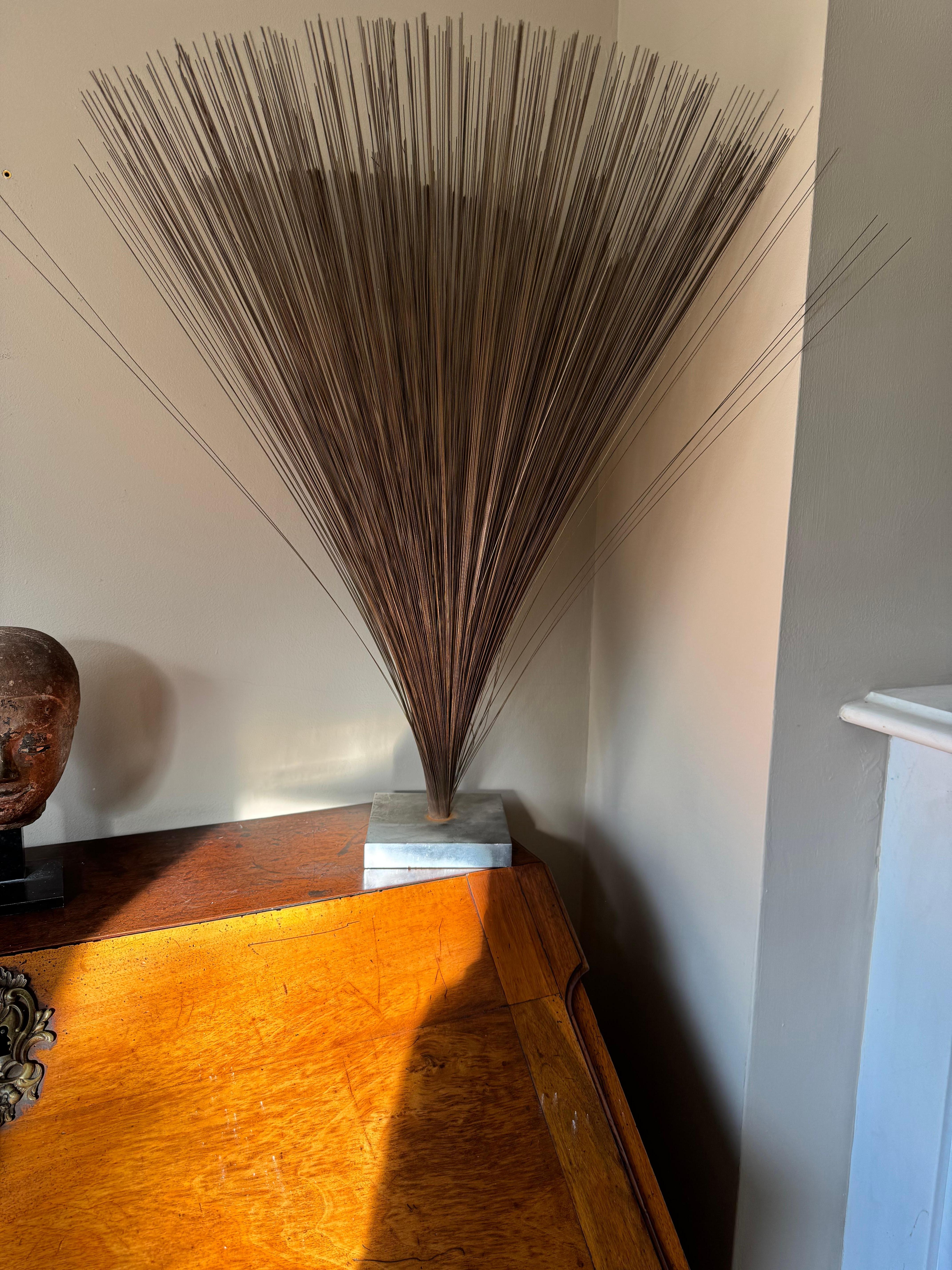 Un bel exemple de sculpture Spray de style Harry Bertoia de la fin des années 1970. Provenance de la société de location Newman de Londres qui l'a acquise au début des années 1980. Quelques tiges d'acier avec des courbures mineures sur une base en