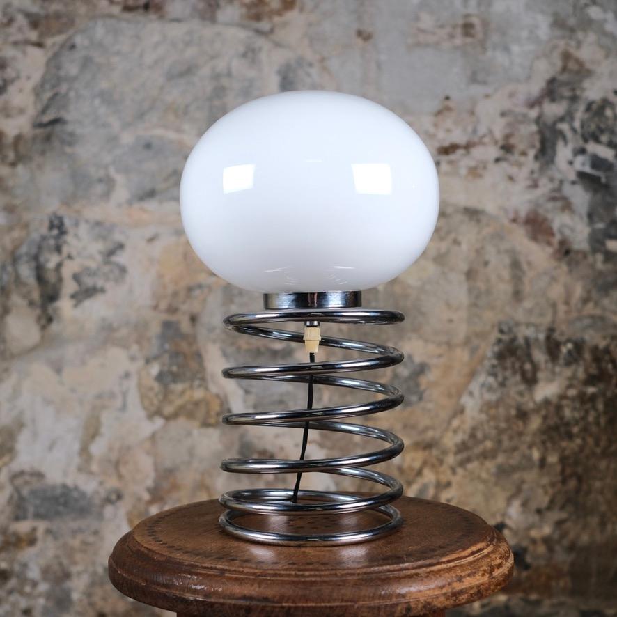 Large spring light in the style of Ingo Maurer, distributed by the Galeries Lafayette in France, in the 1970s.
Original opal glass.
Very good condition.