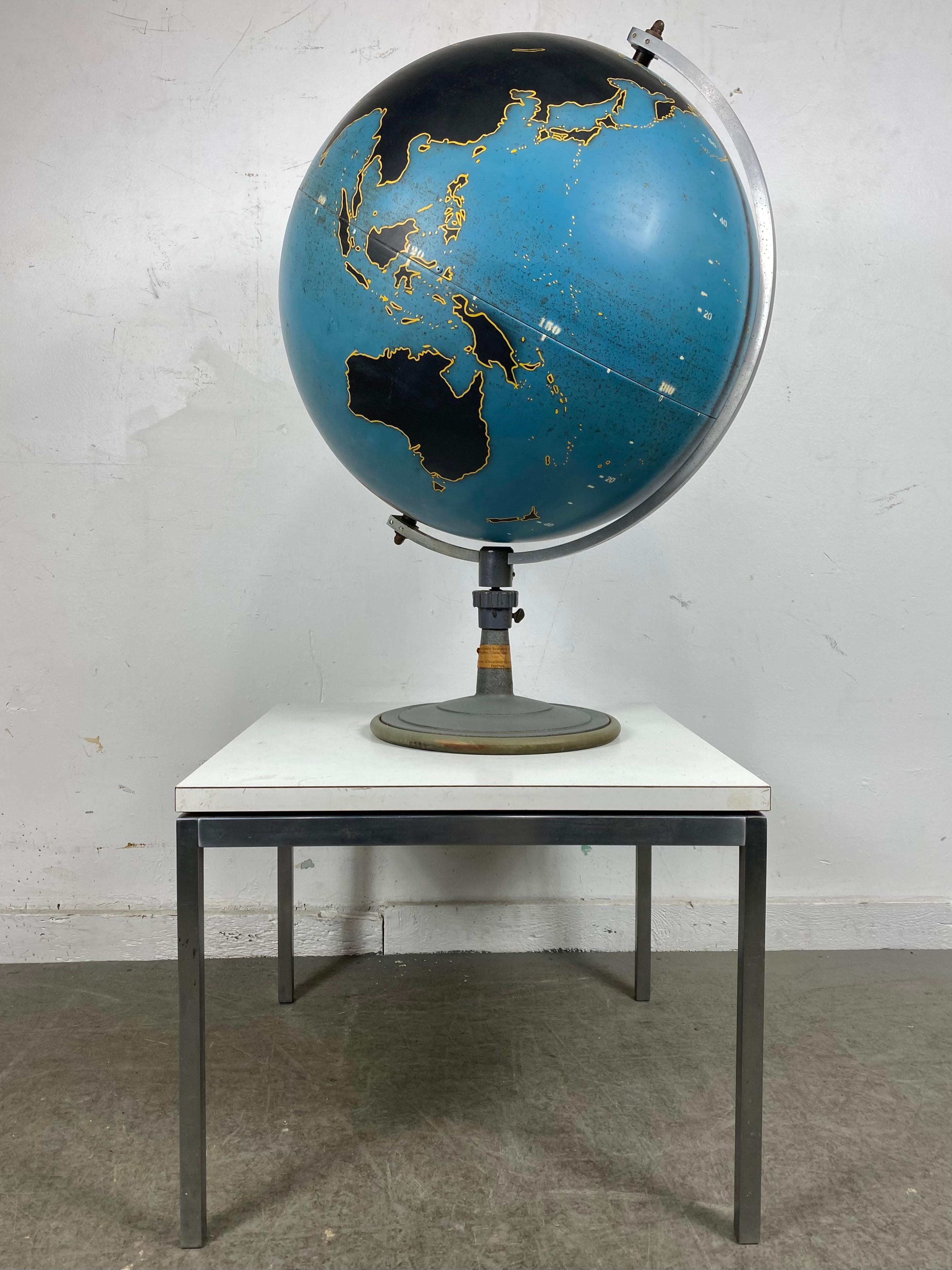 Grand Globe de craie en acier filé de Denoyer-Geppert Company, années 1940, Probablement l'exemple le plus propre que j'aie jamais possédé, 