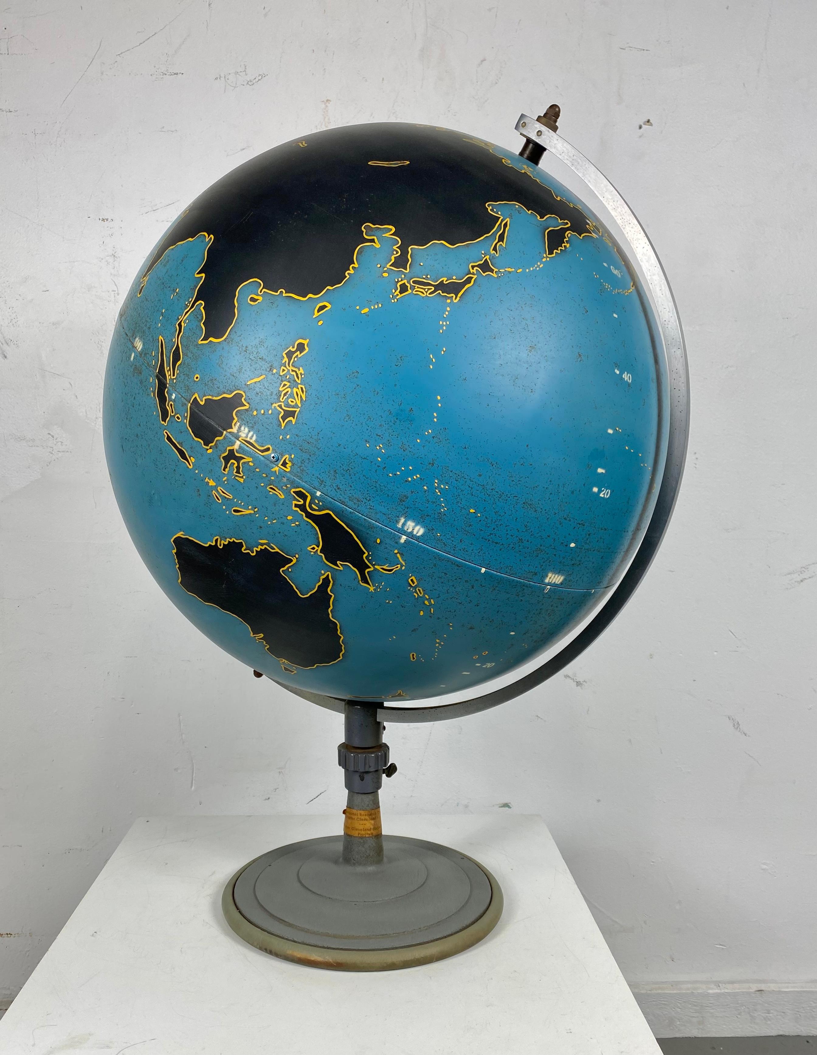 Art déco Grand globe en acier filé de la société Denoyer Geppert, années 1940