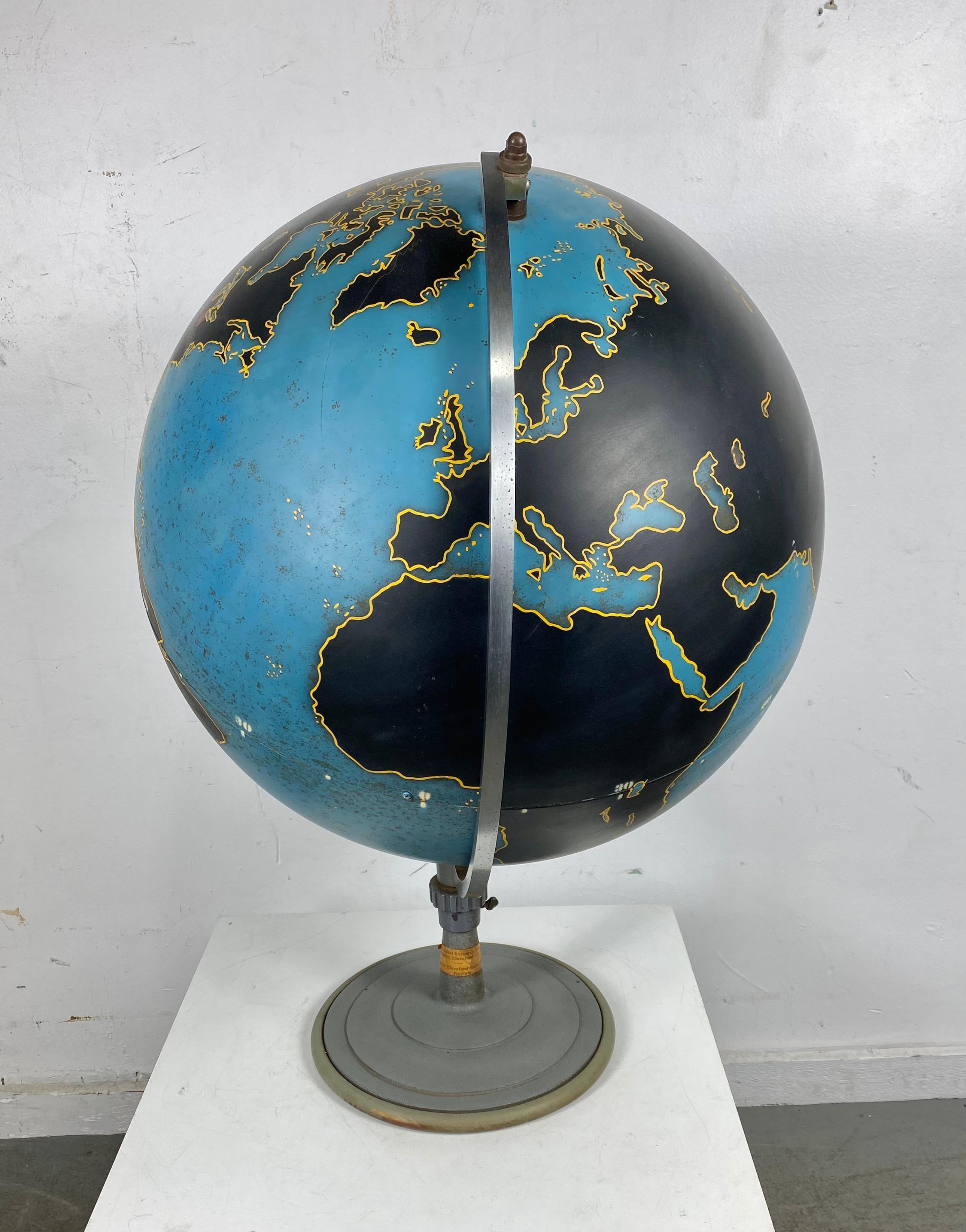 Peint Grand globe en acier filé de la société Denoyer Geppert, années 1940