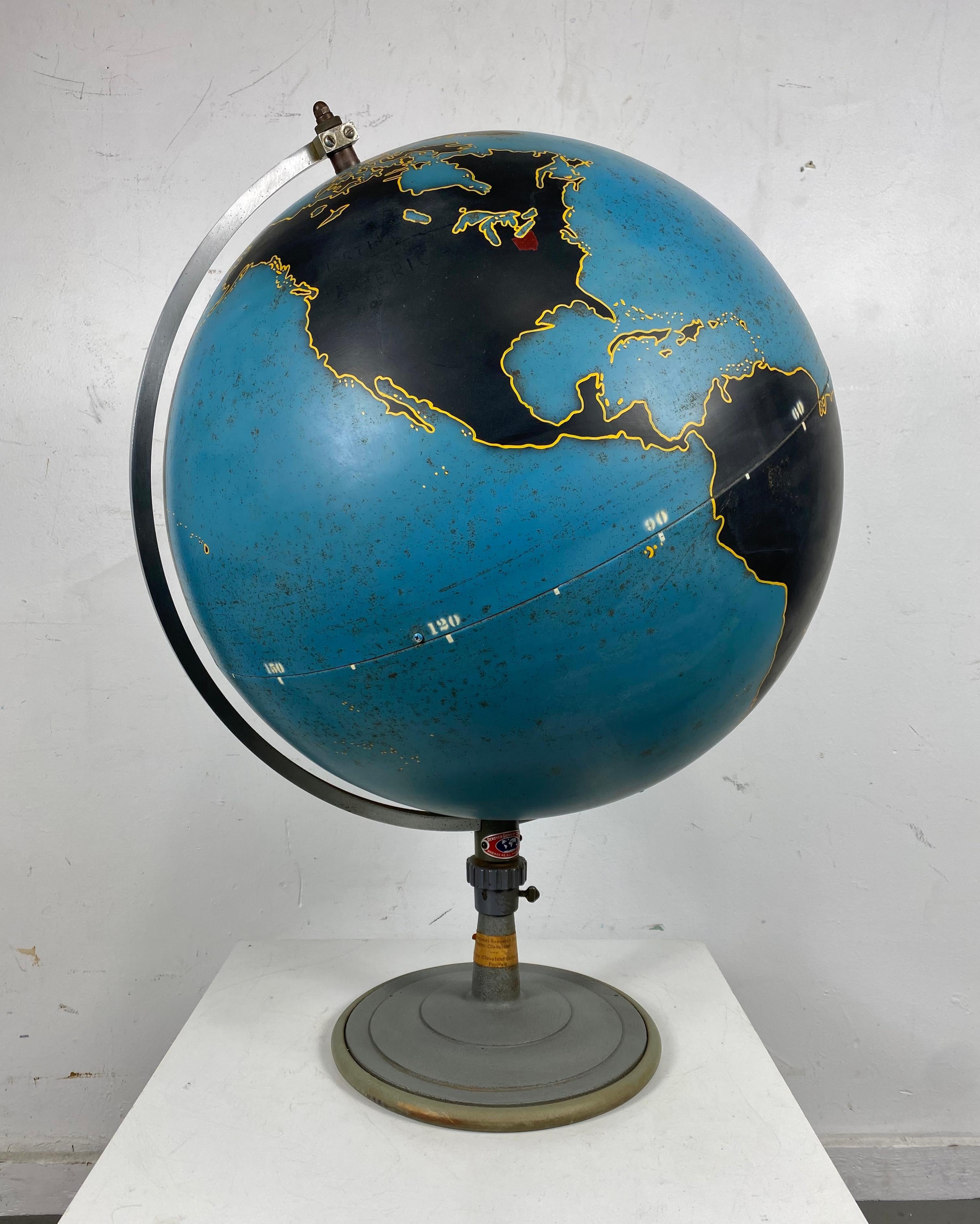 Métal Grand globe en acier filé de la société Denoyer Geppert, années 1940