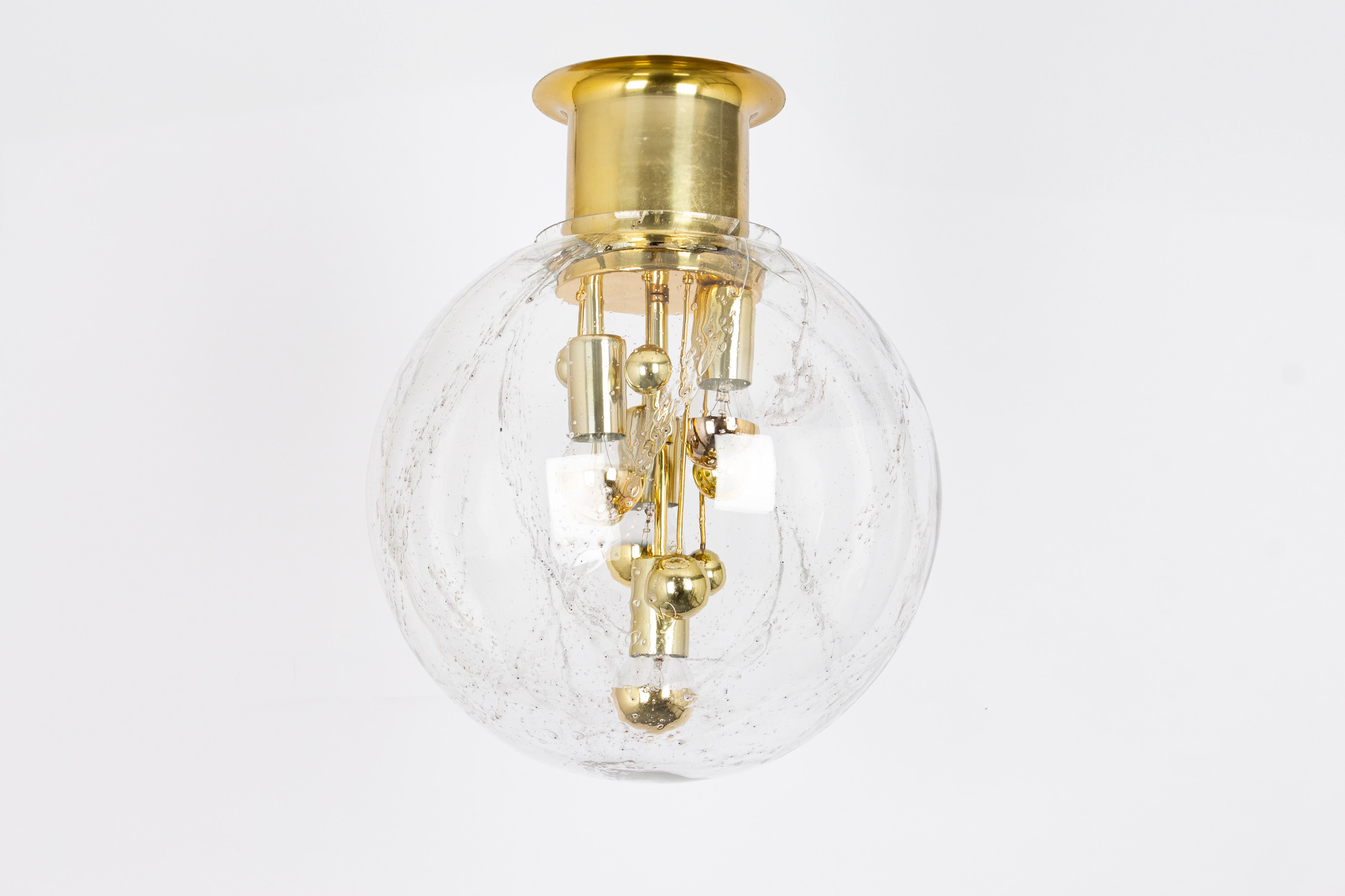 Plafonnier Doria avec grande coupole en cristal de Murano volcanique sur base en aluminium doré. 

Entre les quatre ampoules se trouvent actuellement six réflecteurs à boules, les fameux... 