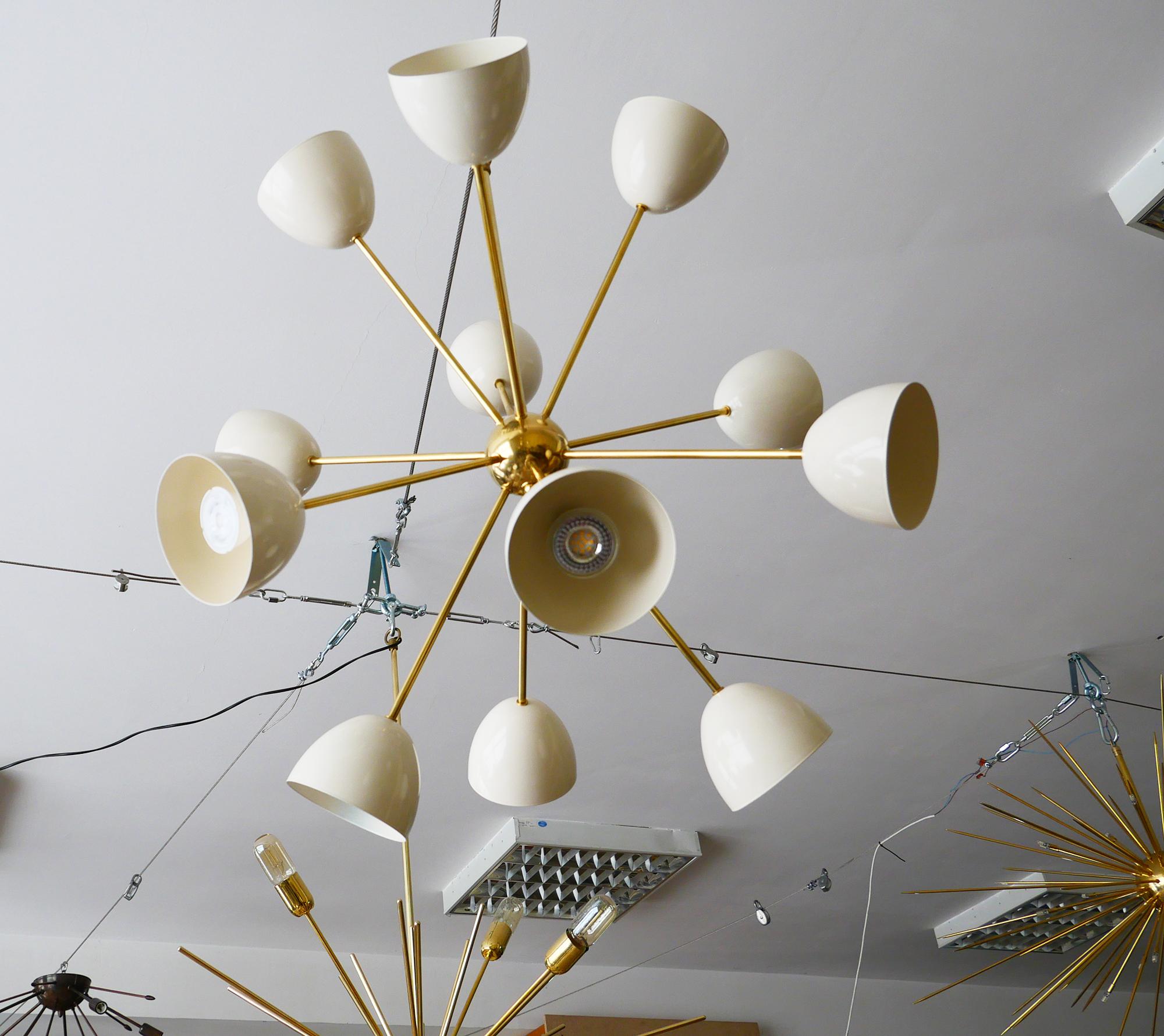 Stilnovo style Sputnik chandelier, brass and steel, 75cm (30 inch), available In New Condition For Sale In REDA, 22