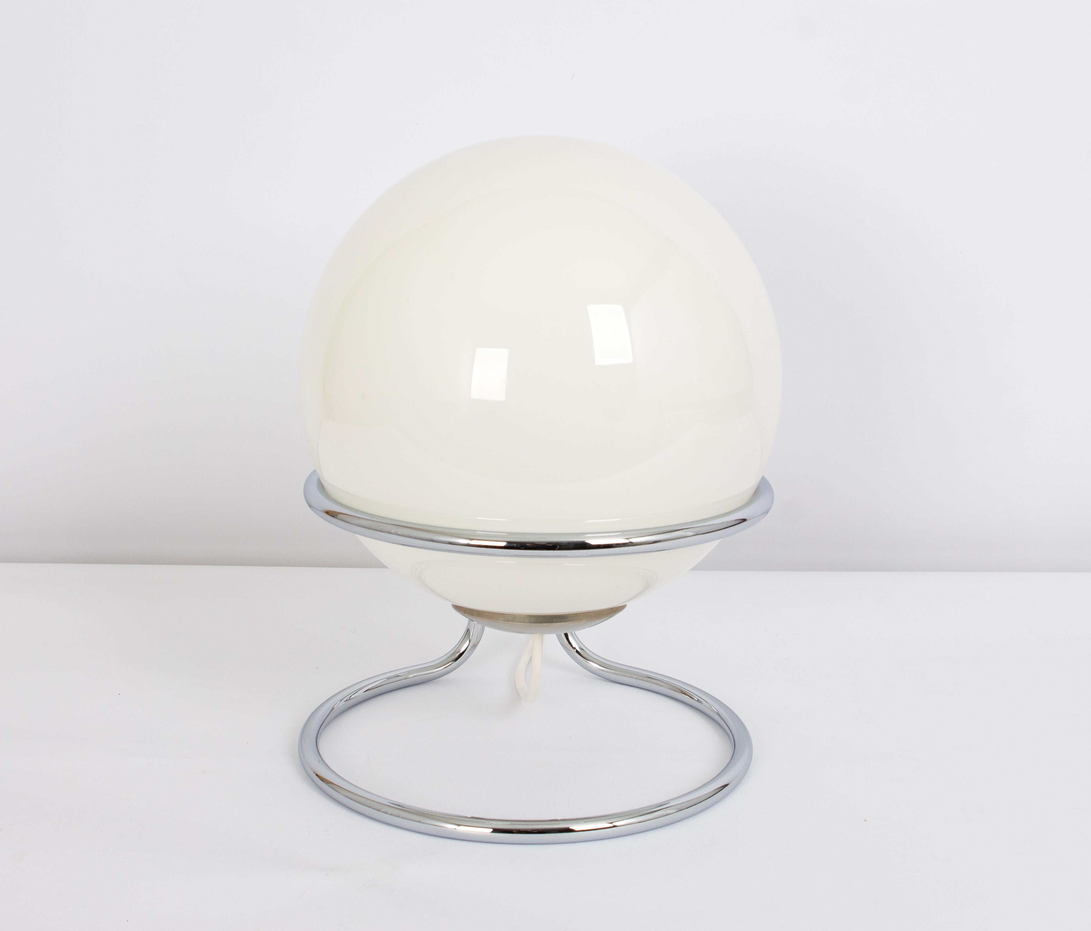 Grande lampada da tavolo Sputnik in cromo e vetro opalino , Italia, anni '70

È ben realizzato con un grande paralume in vetro e una cornice cromata. È davvero impressionante e in ottime condizioni originali. 

È in buono stato di funzionamento e